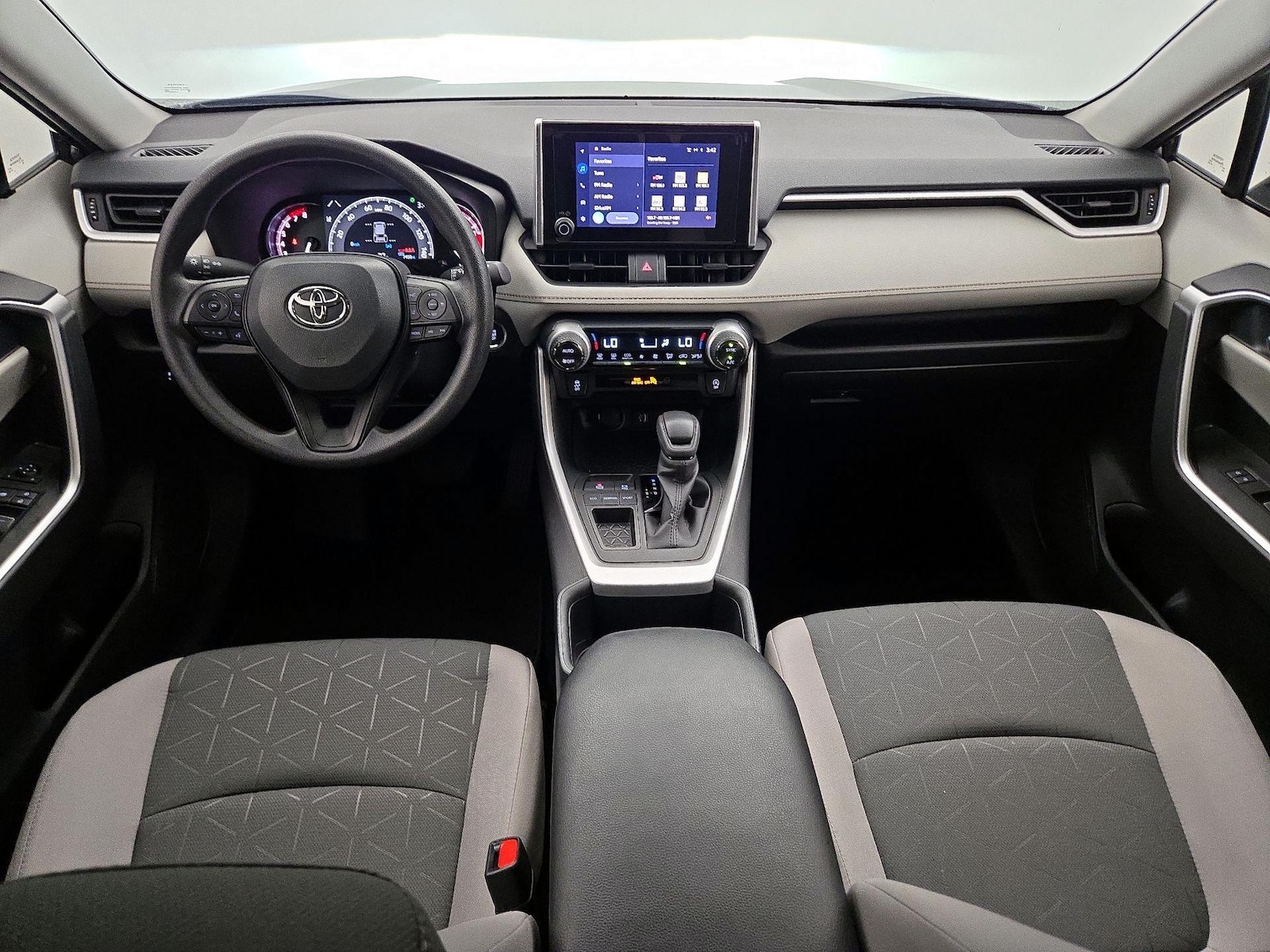 2025 Toyota RAV4 XLE - Photo 10