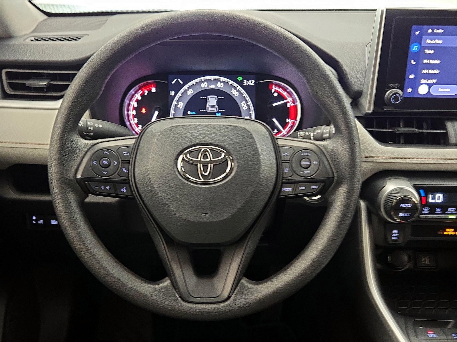 2025 Toyota RAV4 XLE - Photo 11