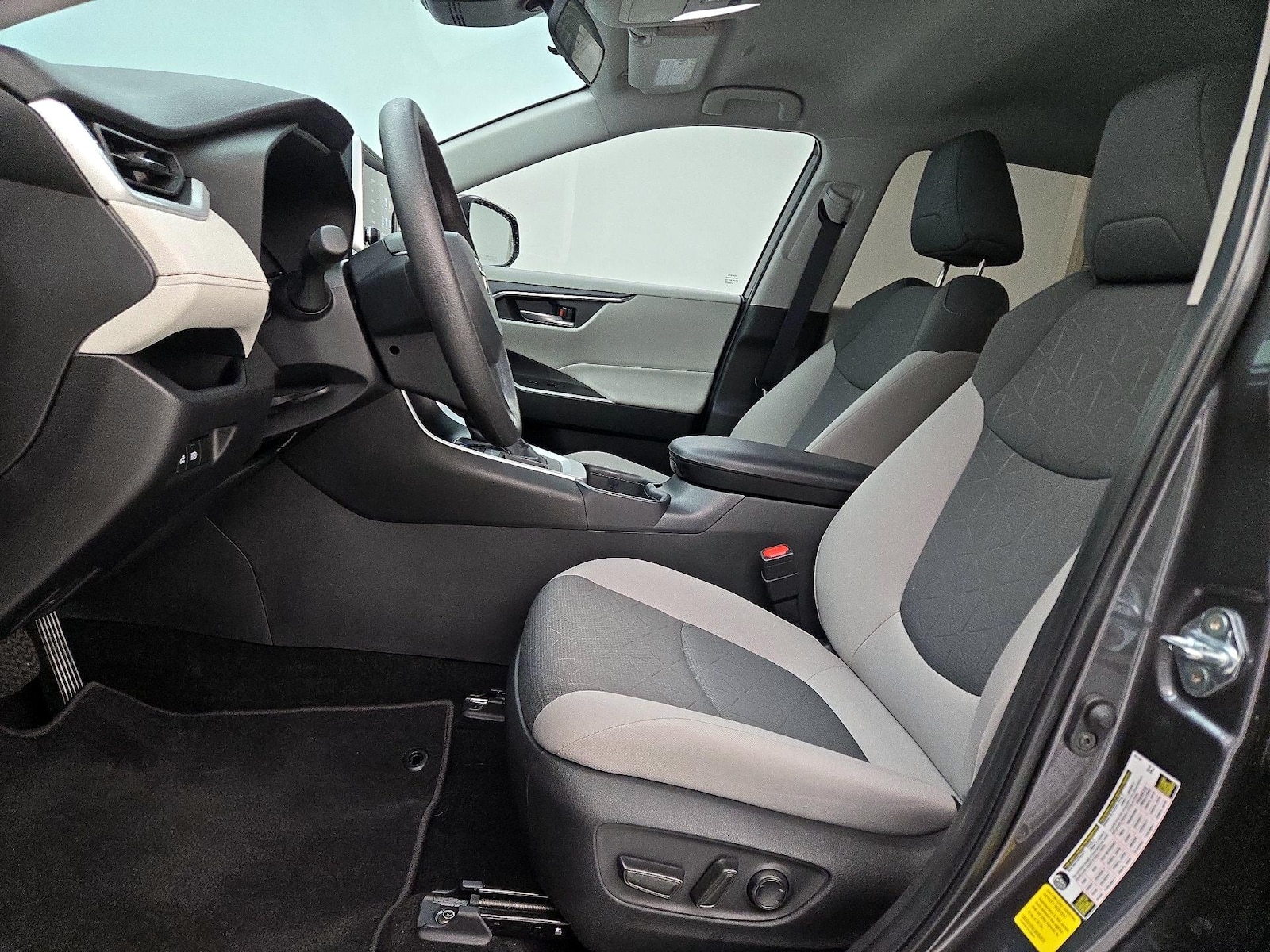2025 Toyota RAV4 XLE - Photo 12