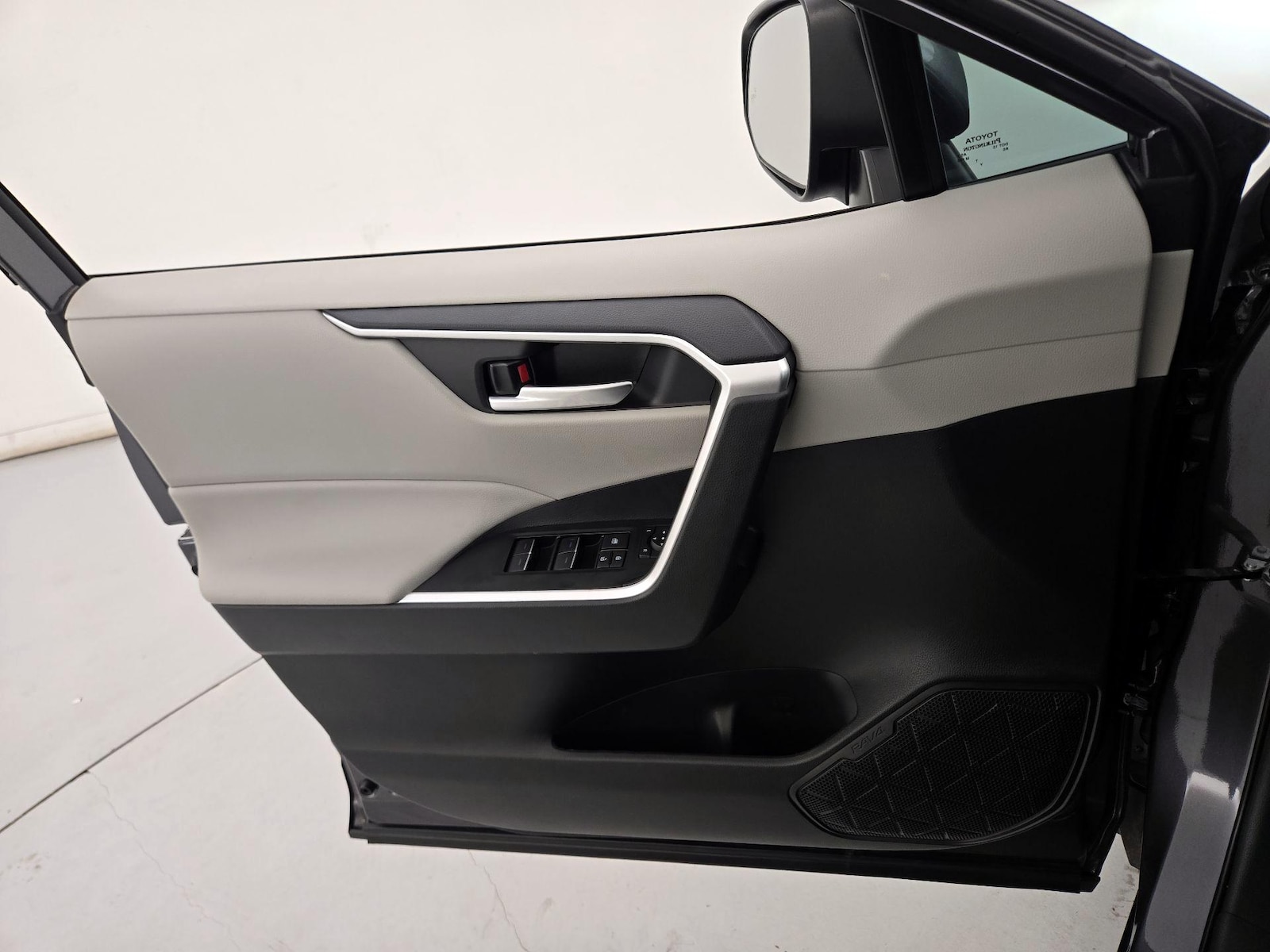 2025 Toyota RAV4 XLE - Photo 13
