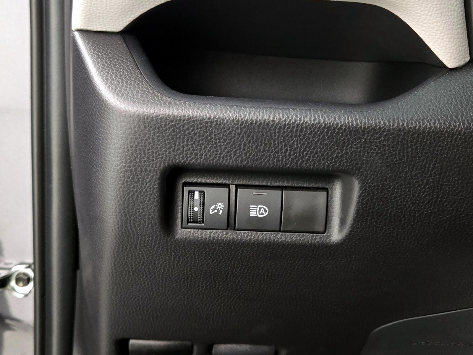 2025 Toyota RAV4 XLE - Photo 14