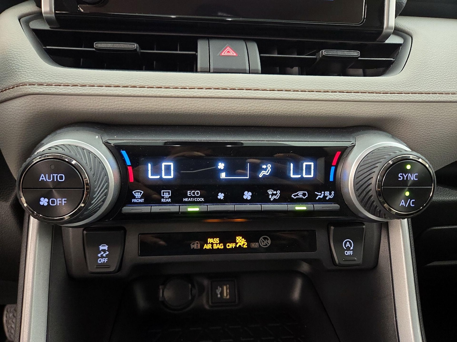 2025 Toyota RAV4 XLE - Photo 17