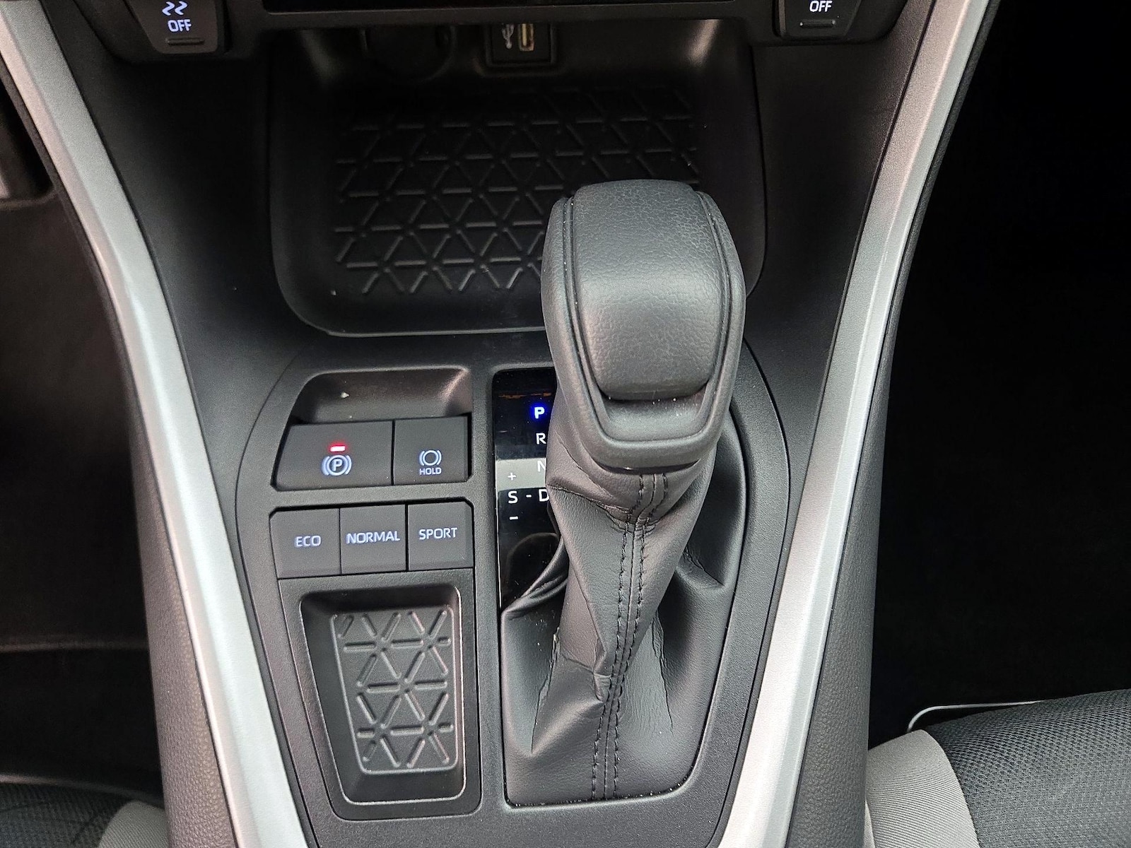 2025 Toyota RAV4 XLE - Photo 18