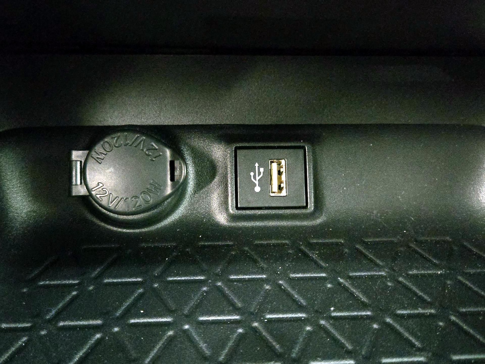 2025 Toyota RAV4 XLE - Photo 19