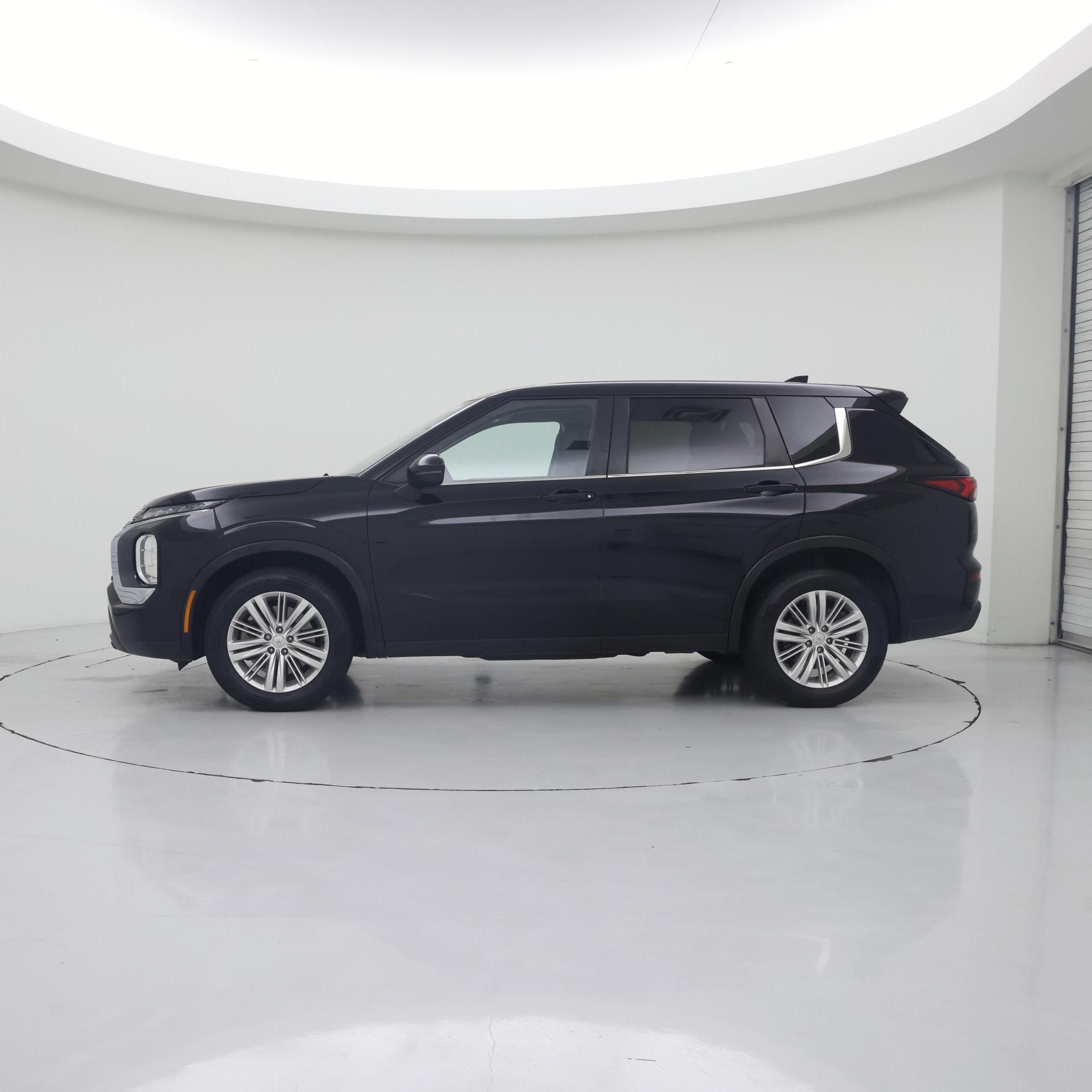 Thumbnail: 2023 Mitsubishi Outlander - 3
