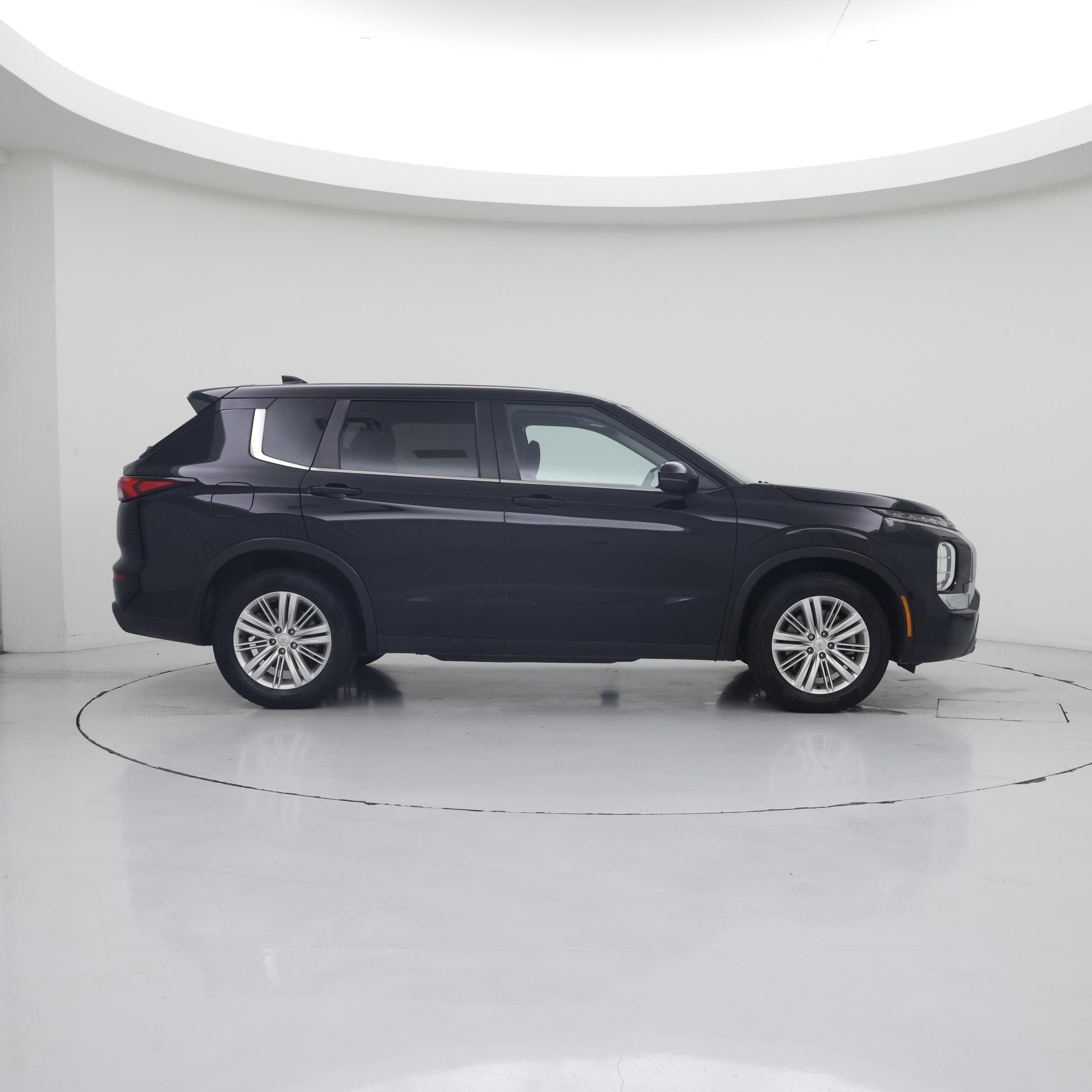Thumbnail: 2023 Mitsubishi Outlander - 7