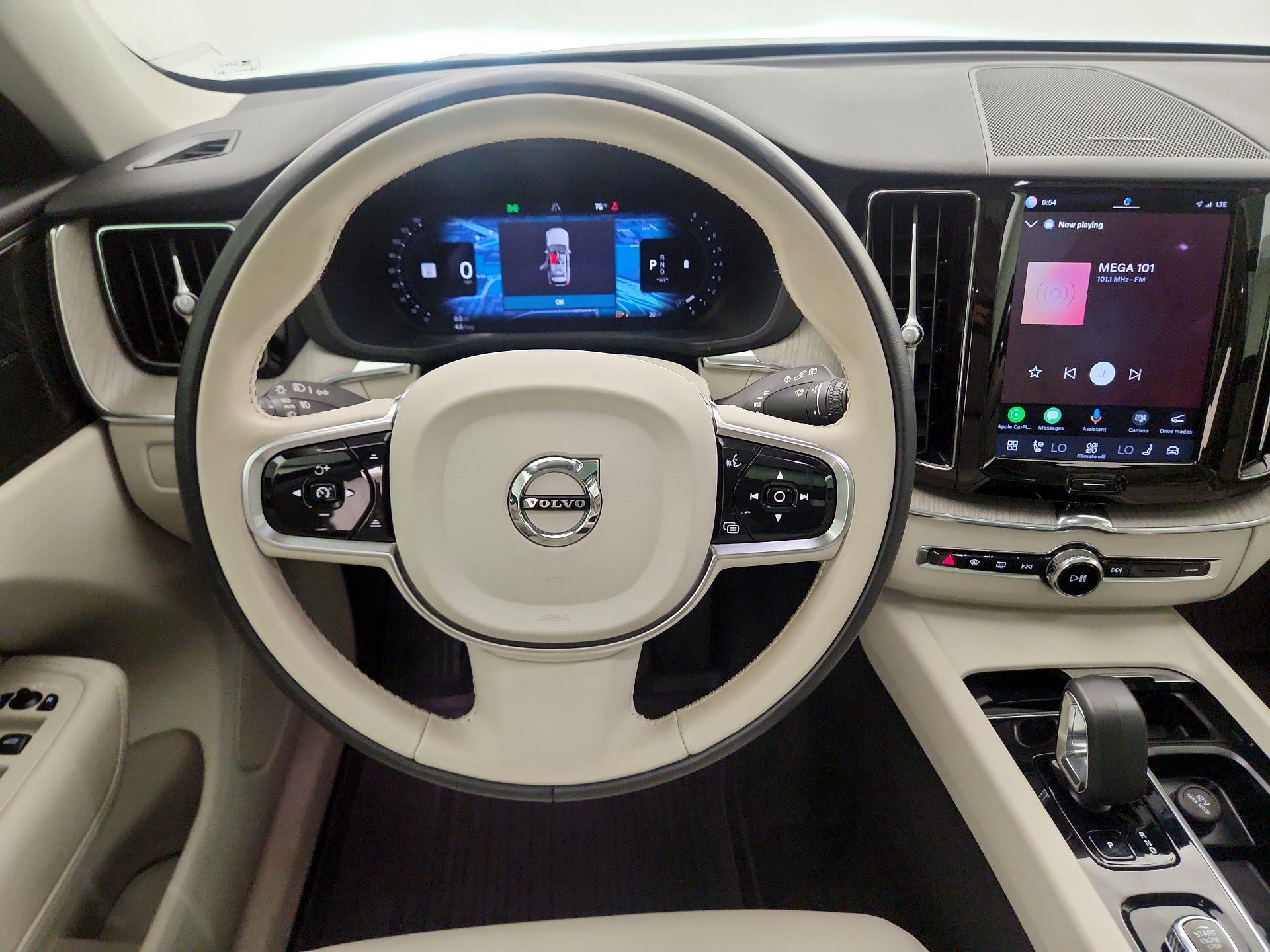 Thumbnail: 2023 Volvo XC60 - 10