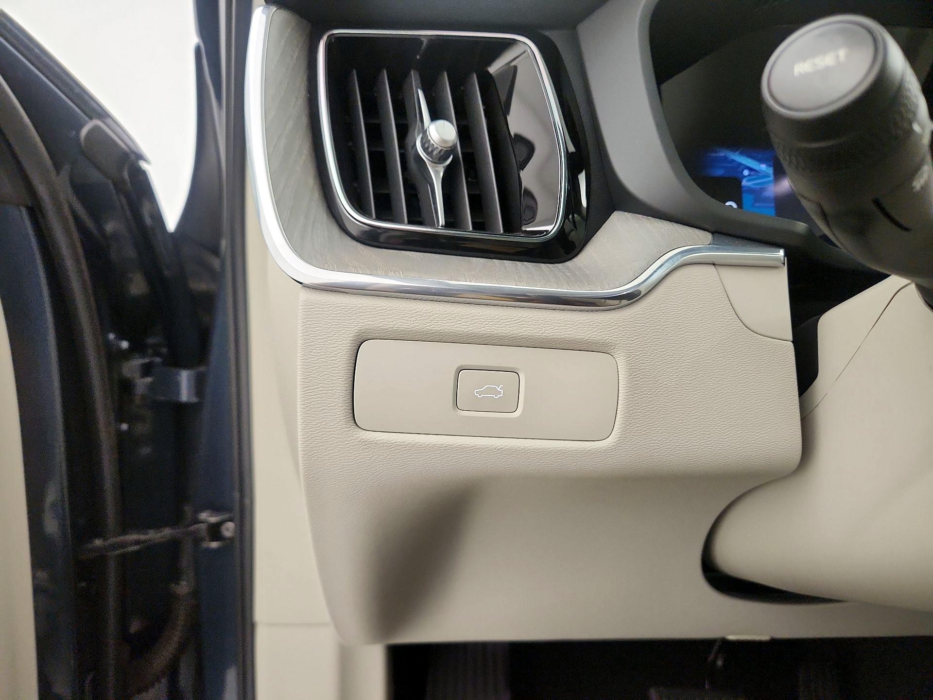 Thumbnail: 2023 Volvo XC60 - 13