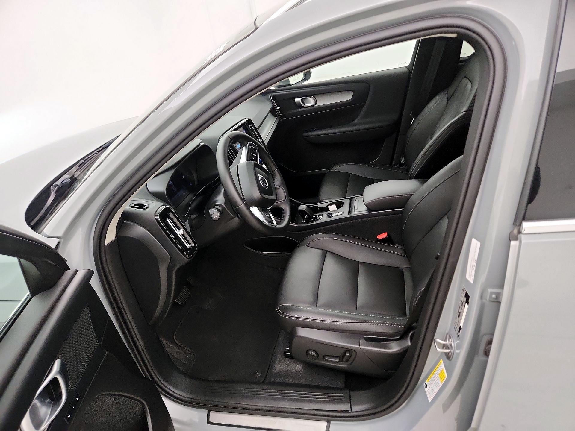 Thumbnail: 2025 Volvo XC40 - 11