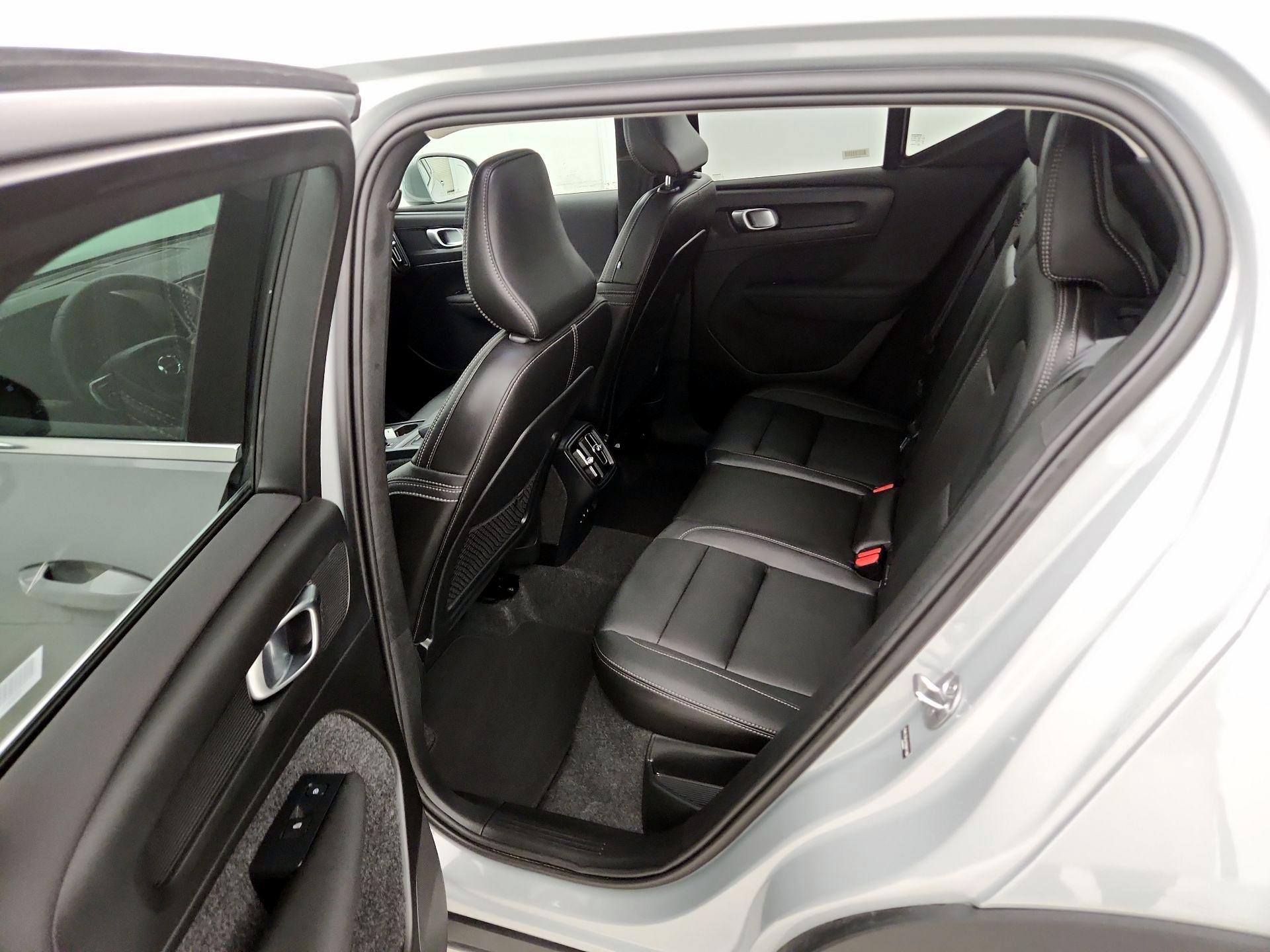 Thumbnail: 2025 Volvo XC40 - 20