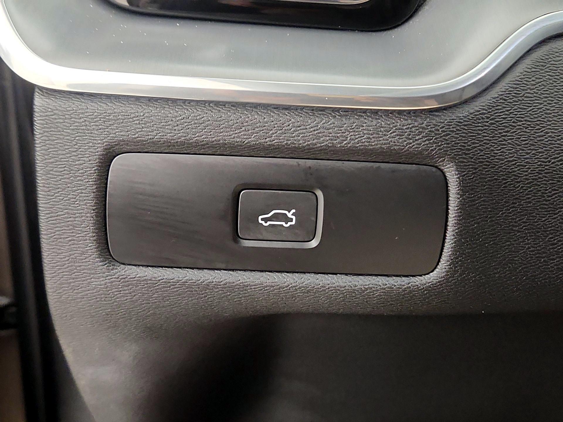 Thumbnail: 2023 Volvo XC60 - 13