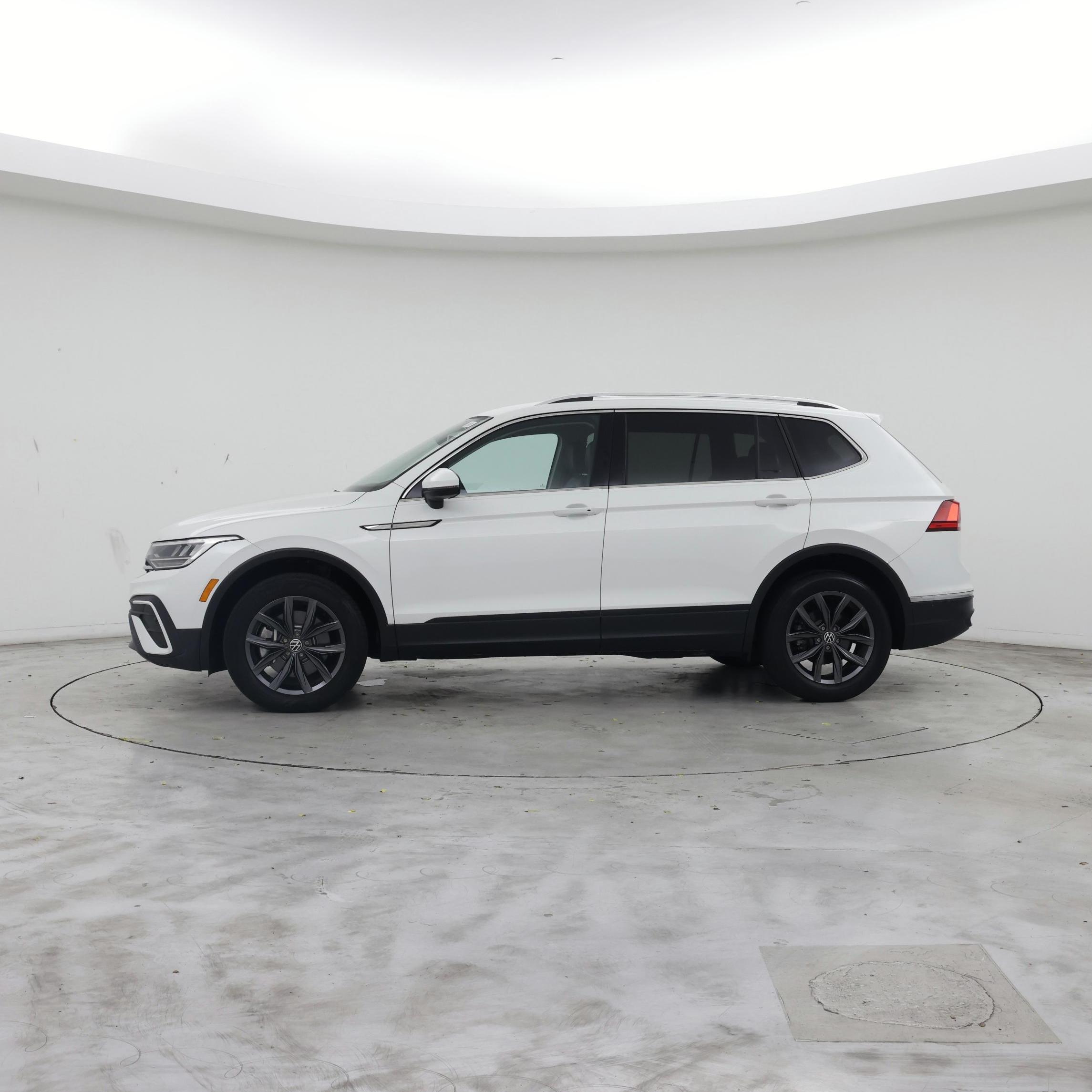Thumbnail: 2023 Volkswagen Tiguan - 3