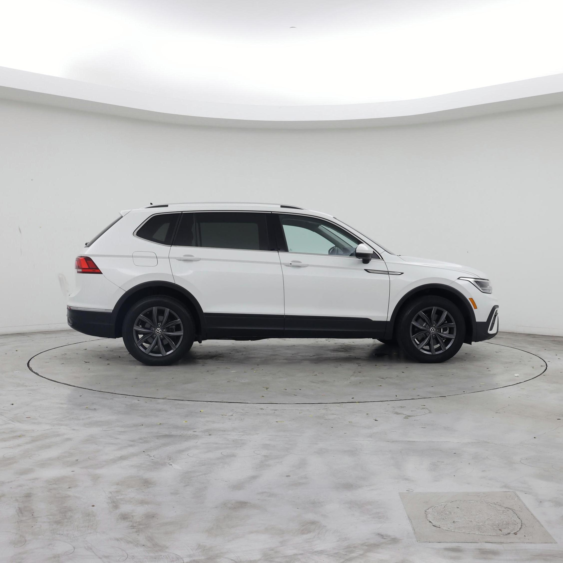 Thumbnail: 2023 Volkswagen Tiguan - 7