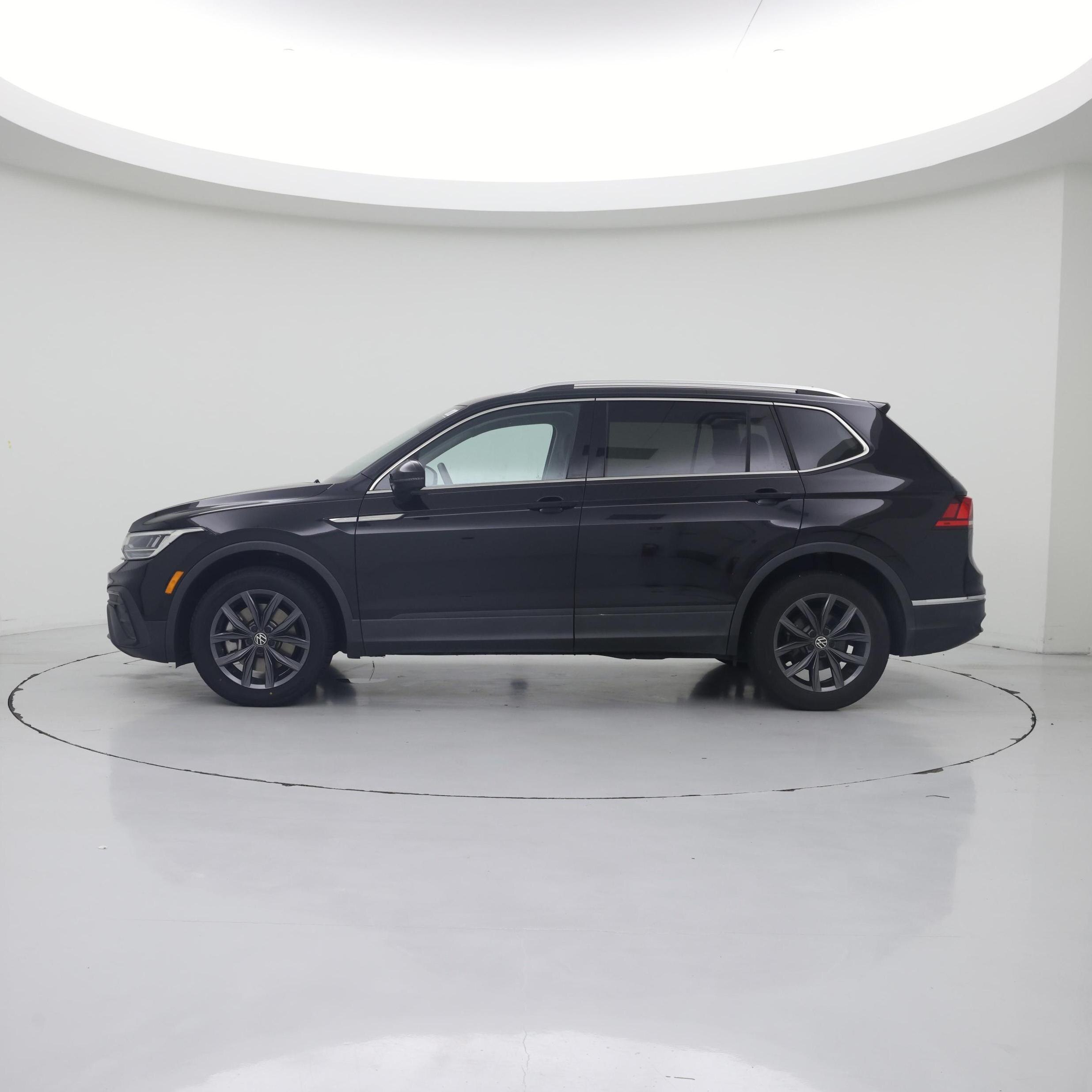 Thumbnail: 2023 Volkswagen Tiguan - 3