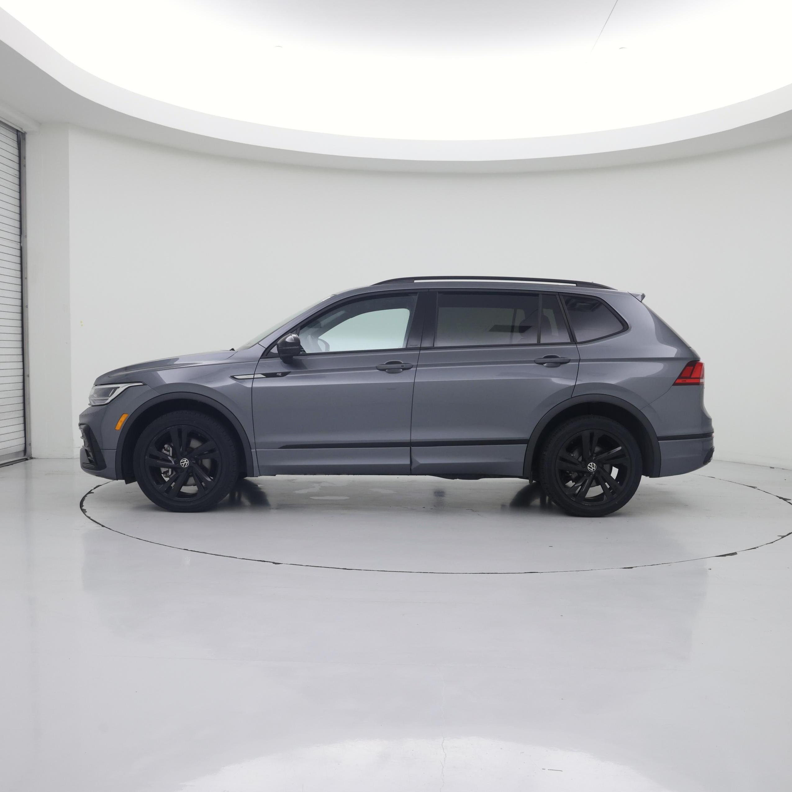 Thumbnail: 2023 Volkswagen Tiguan - 3