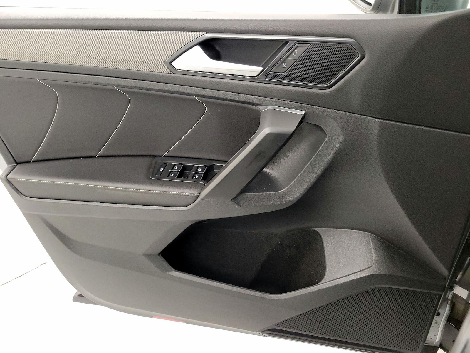 2022 Volkswagen Tiguan SE - Photo 13