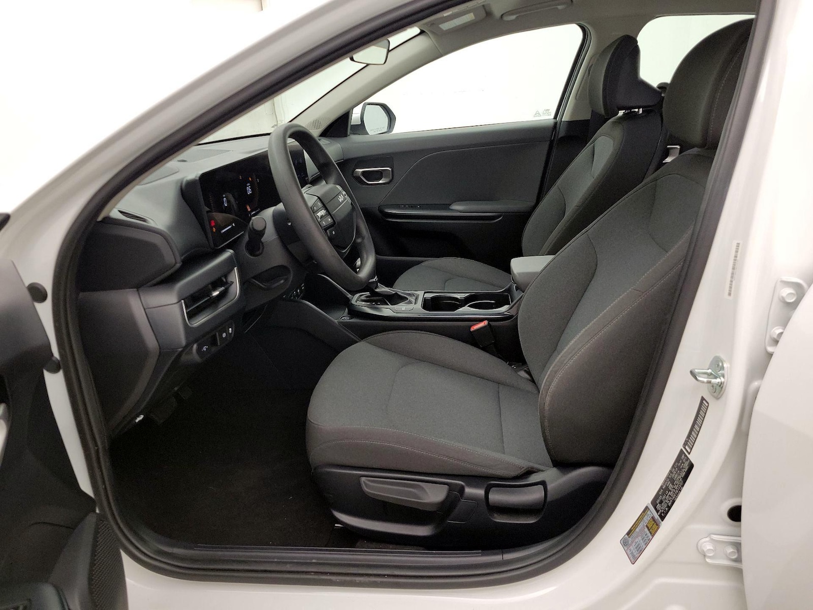 2025 Kia K4 LXS - Photo 12