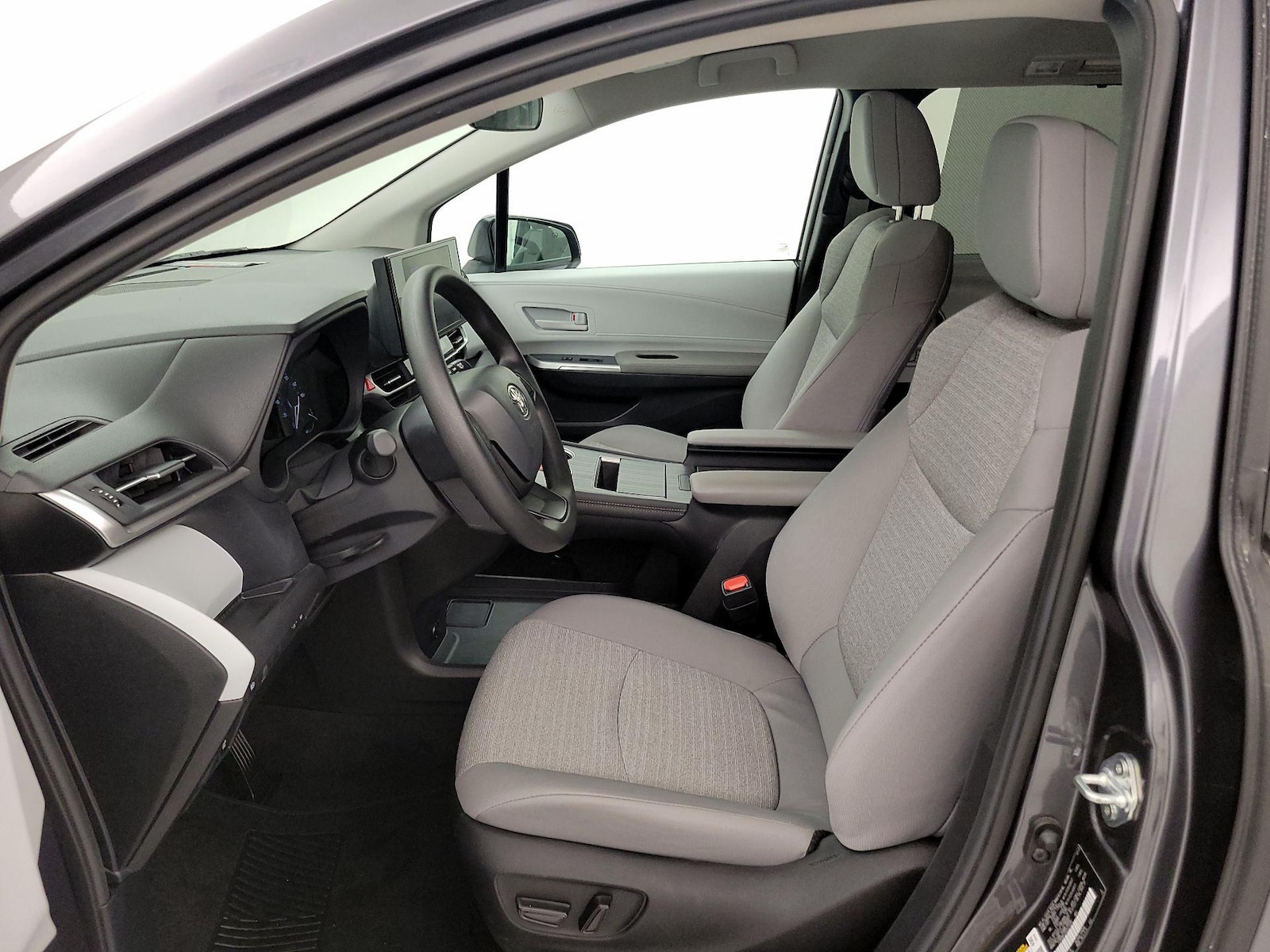 2025 Toyota Sienna LE - Photo 12