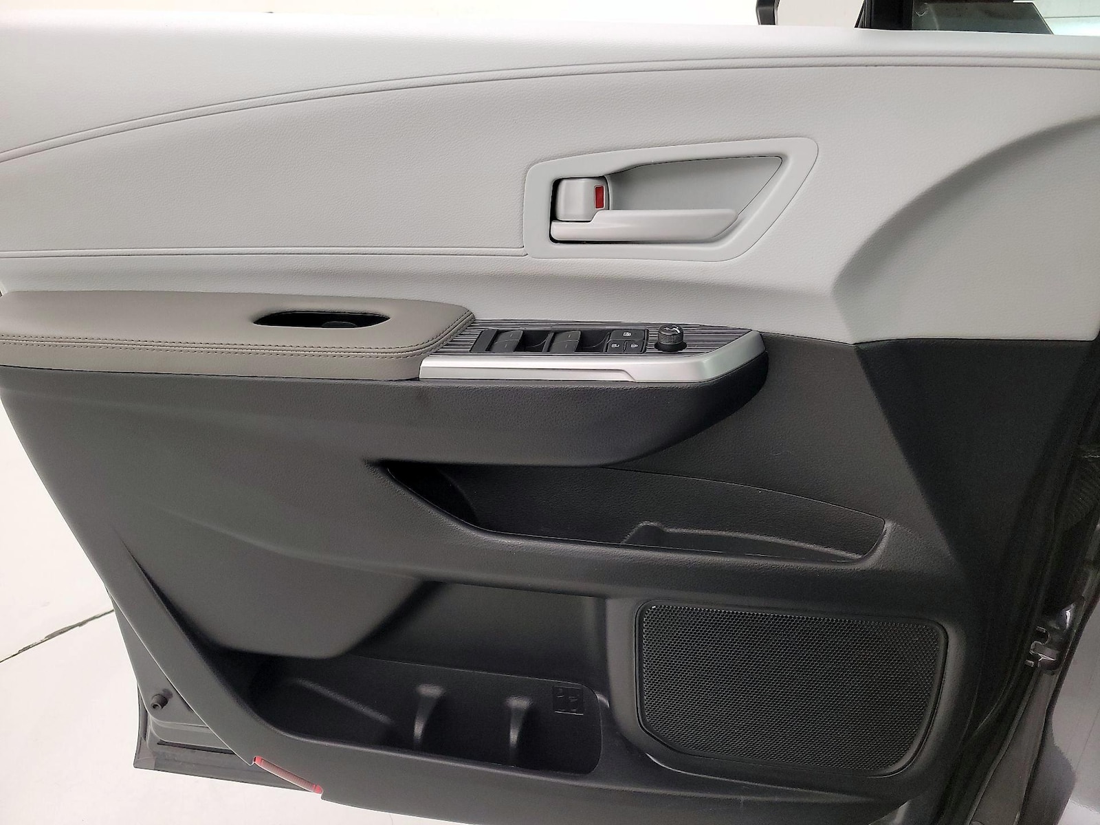 2025 Toyota Sienna LE - Photo 13