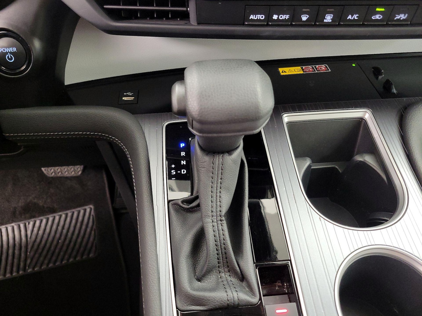 2025 Toyota Sienna LE - Photo 18