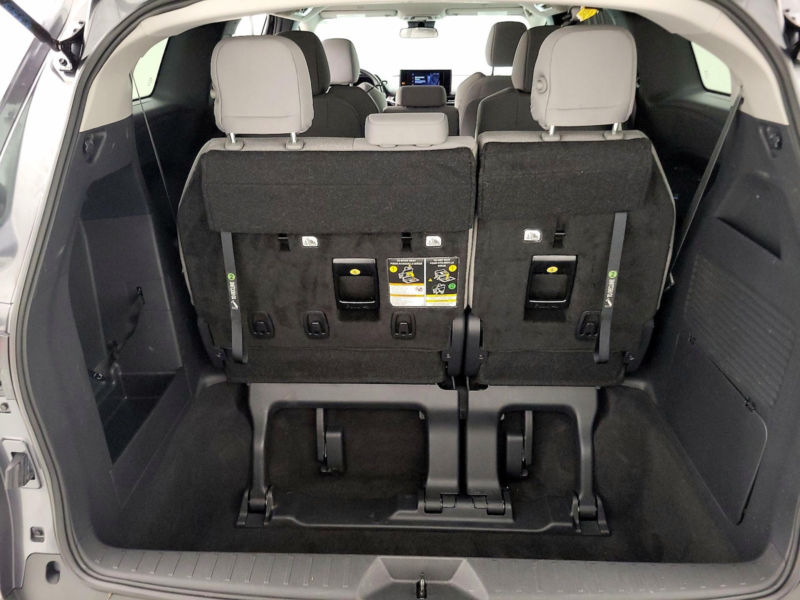 2025 Toyota Sienna LE - Photo 22