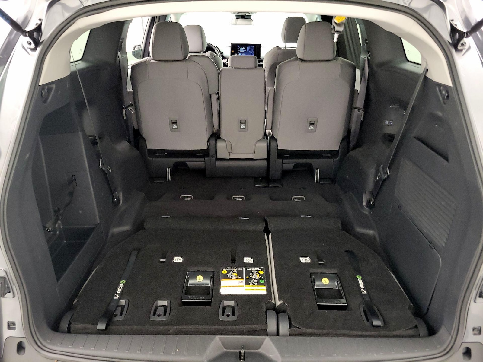 2025 Toyota Sienna LE - Photo 23