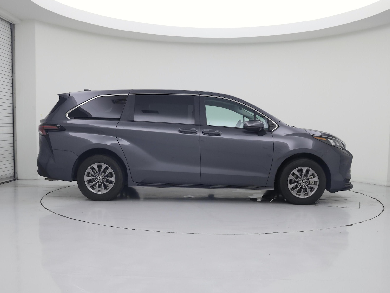 2025 Toyota Sienna LE - Photo 8