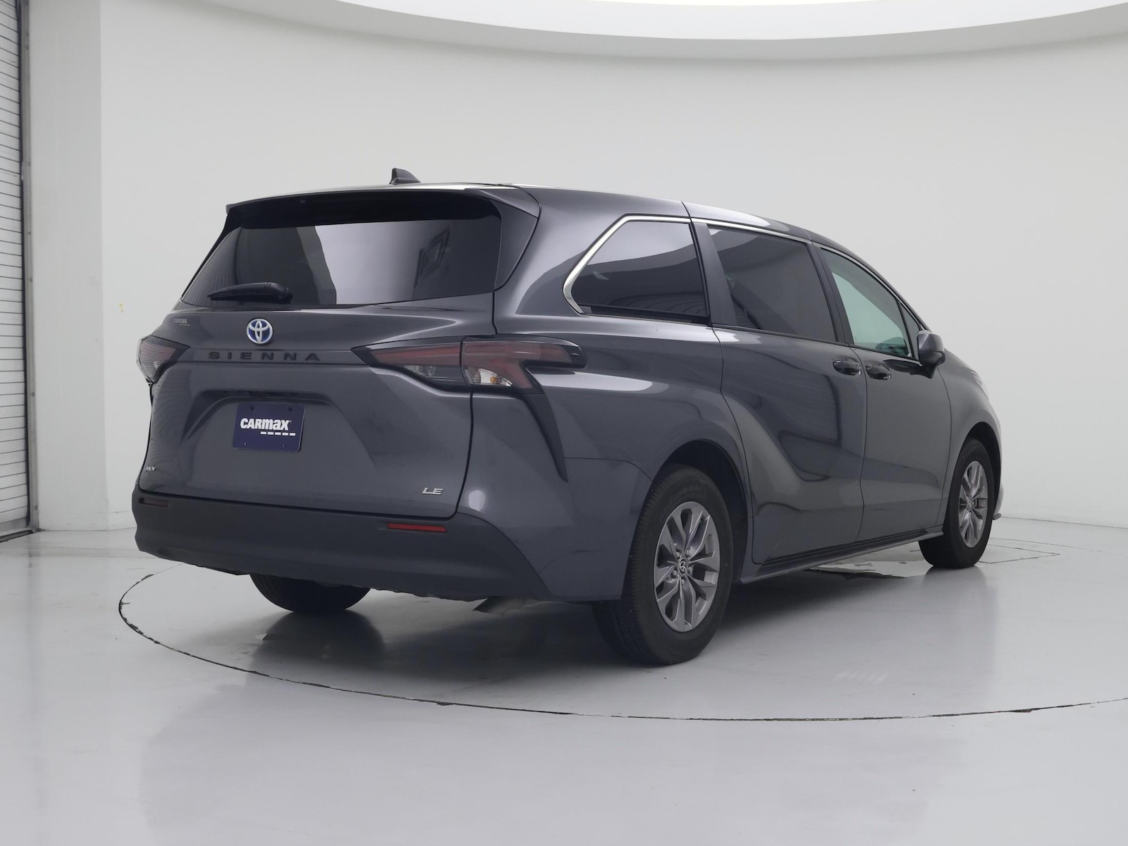 2025 Toyota Sienna LE - Photo 9