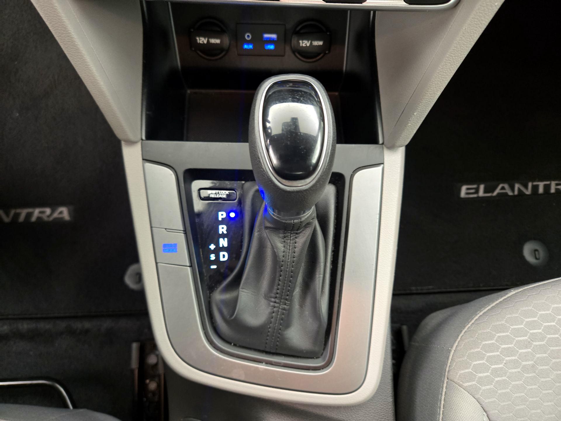 Thumbnail: 2020 Hyundai Elantra - 17