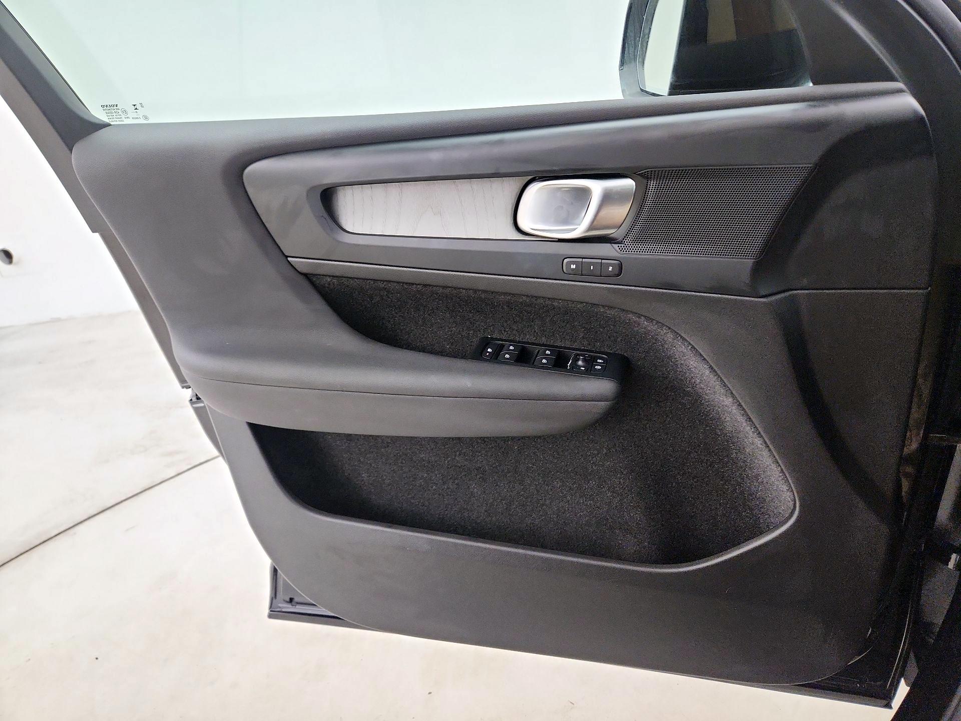 Thumbnail: 2026 Volvo XC40 - 12
