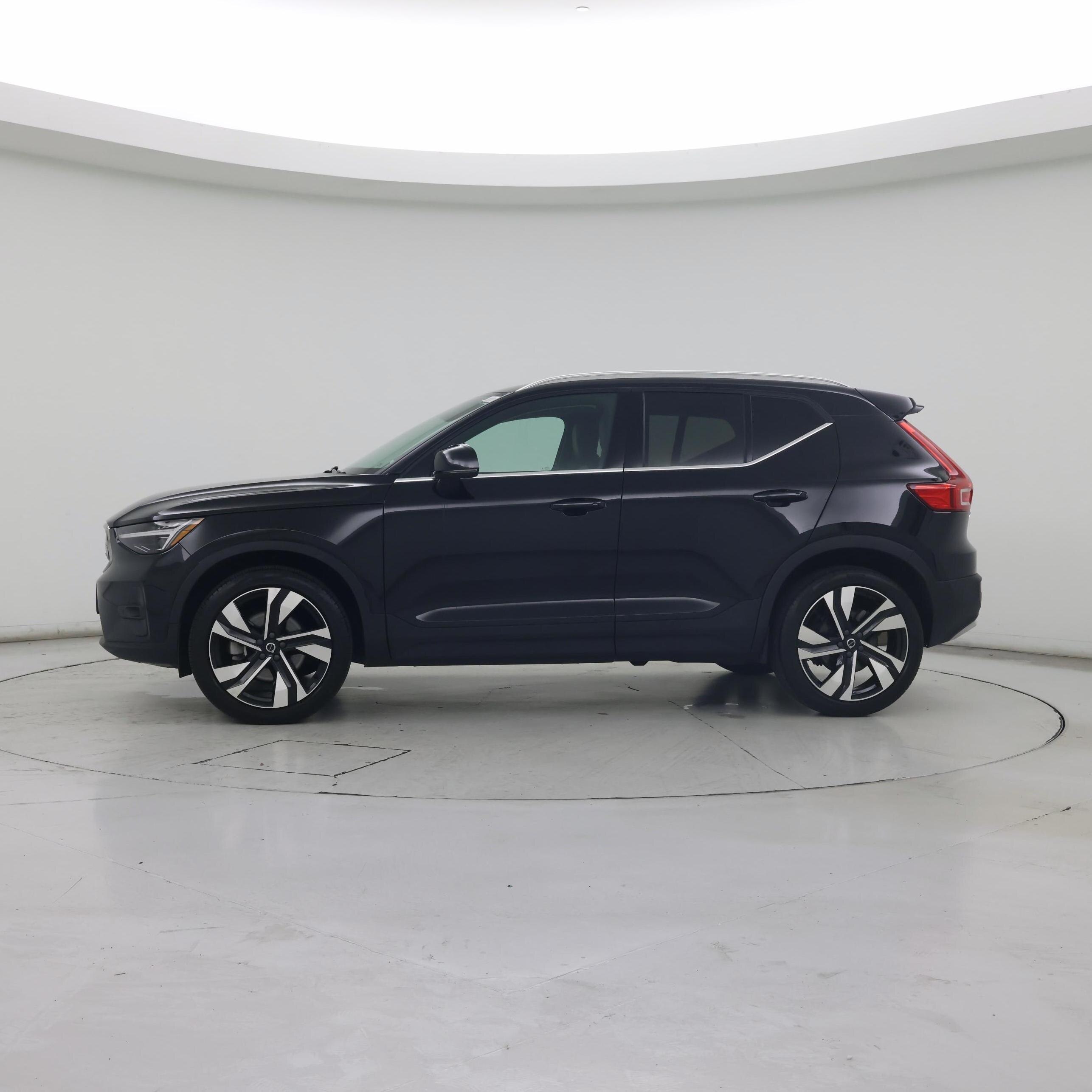 Thumbnail: 2023 Volvo XC40 - 3