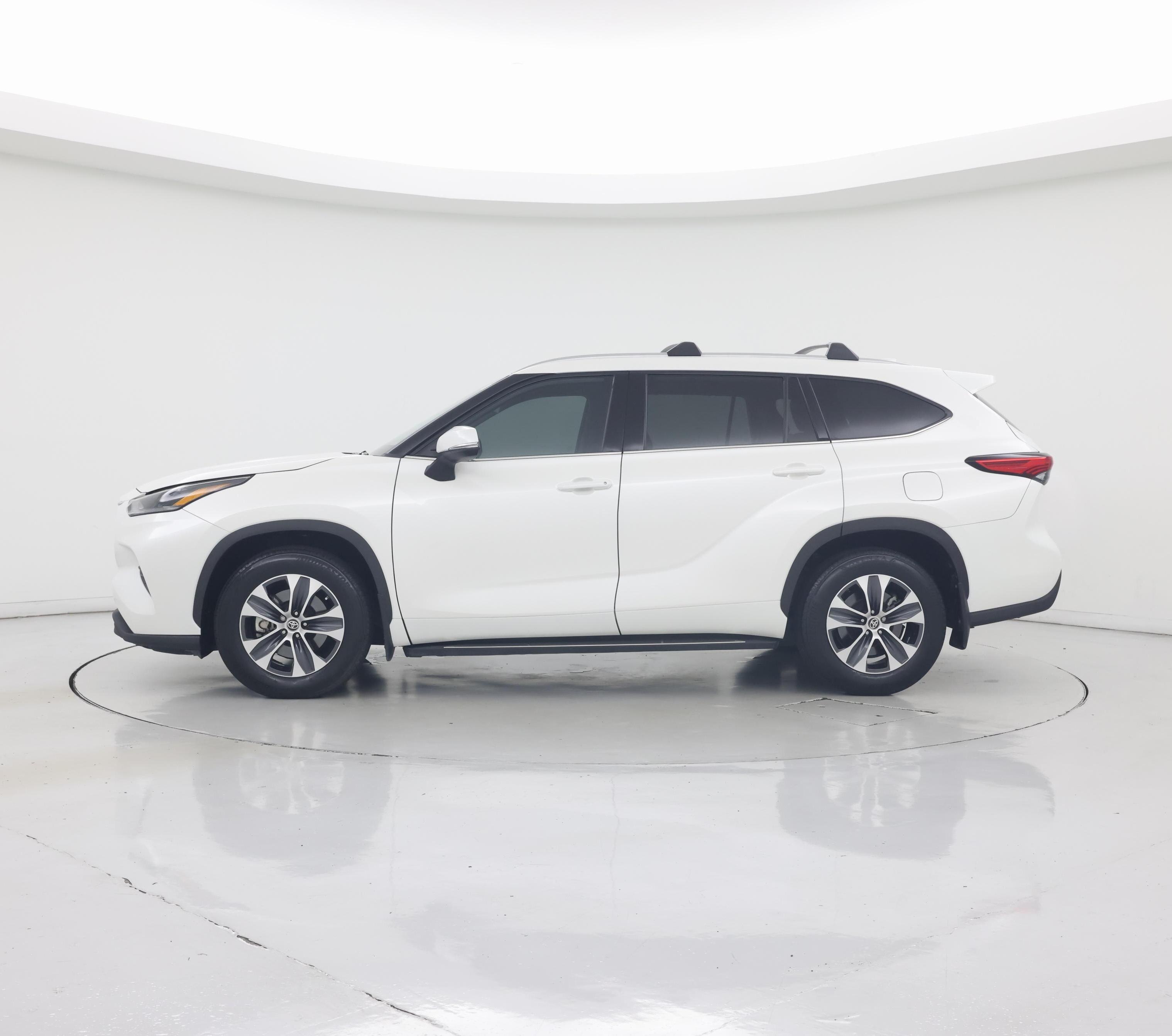 Thumbnail: 2021 Toyota Highlander - 3
