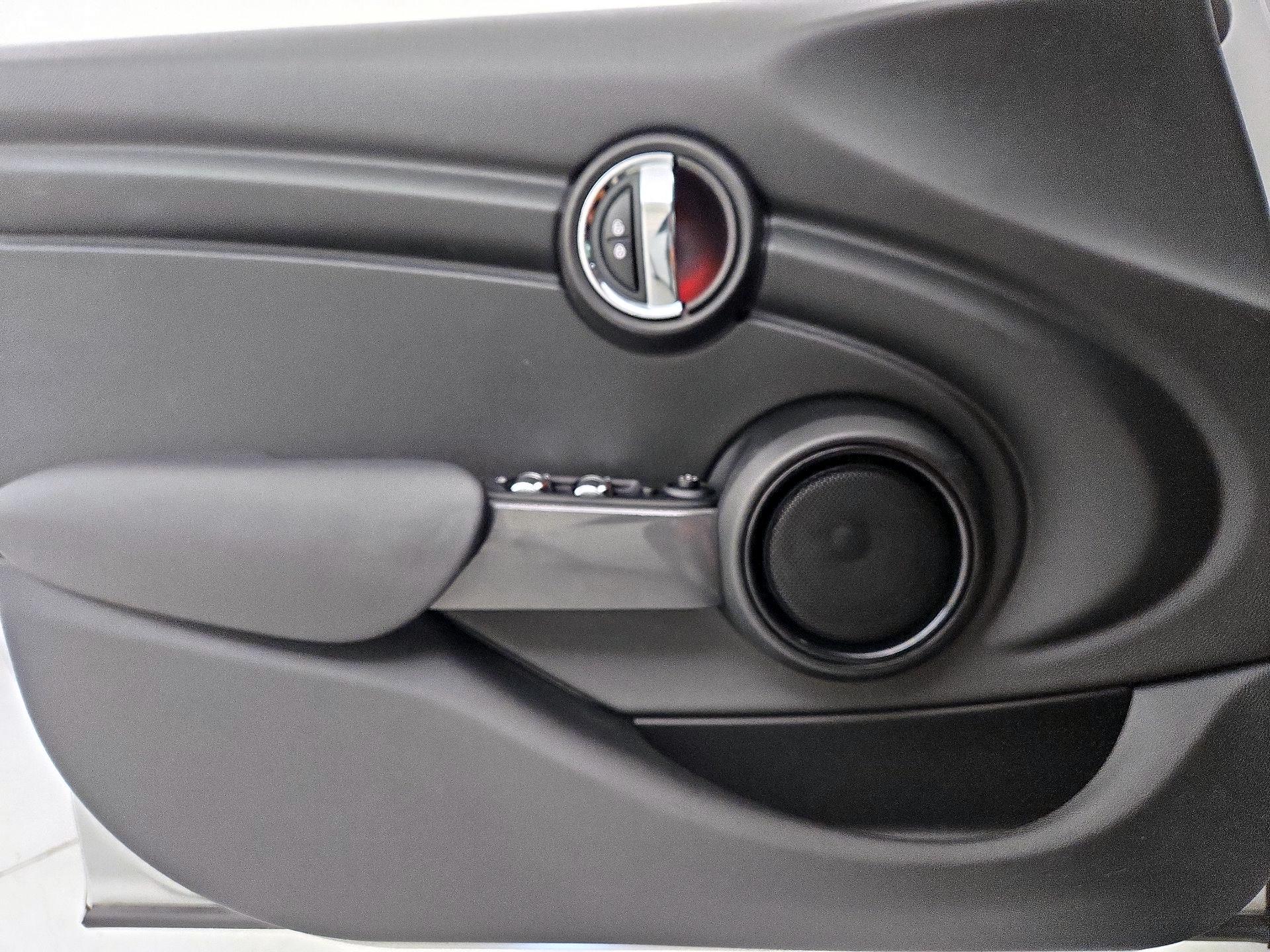 Thumbnail: 2015 MINI Cooper Hardtop - 12