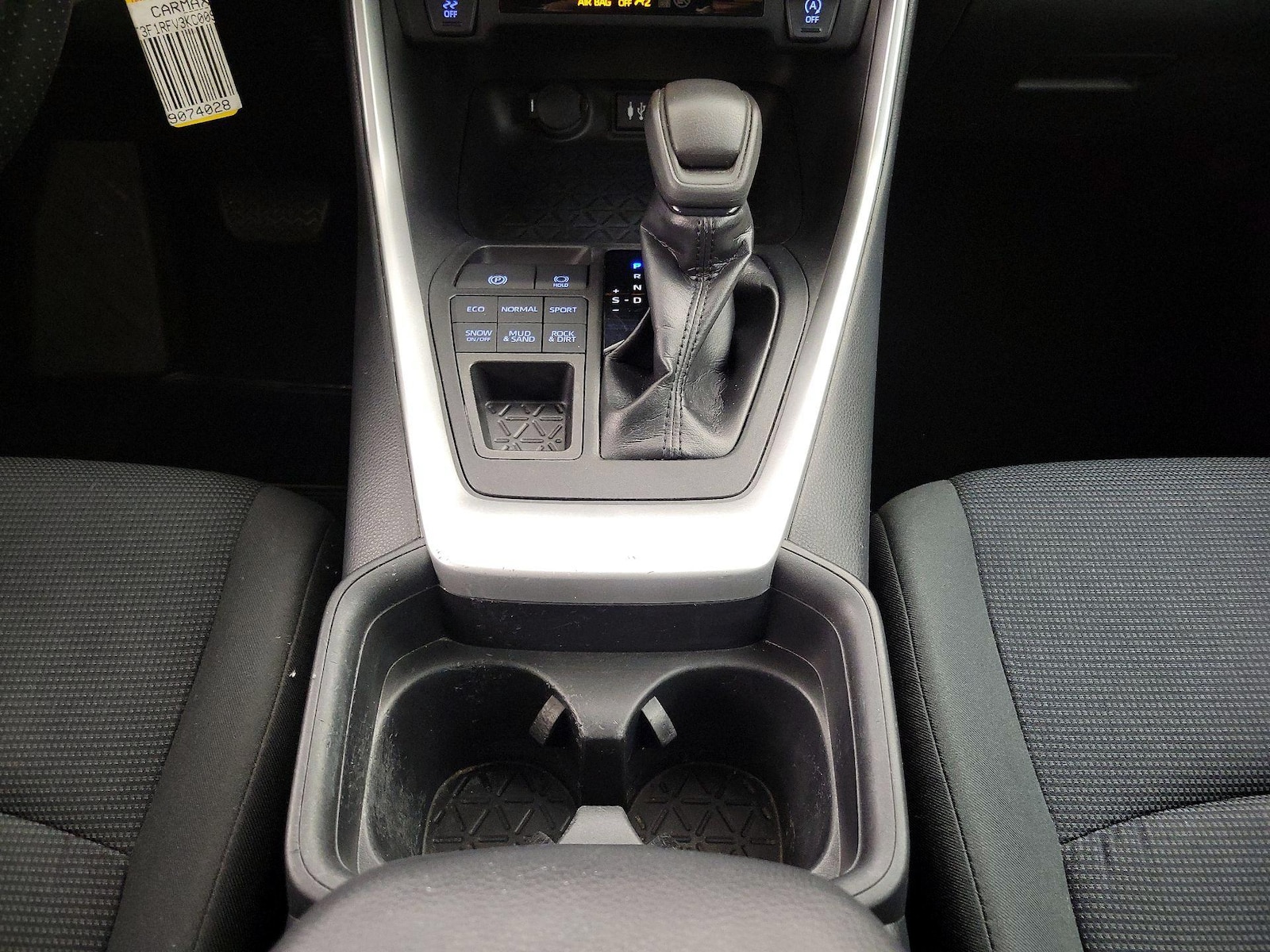 2019 Toyota RAV4 LE - Photo 18