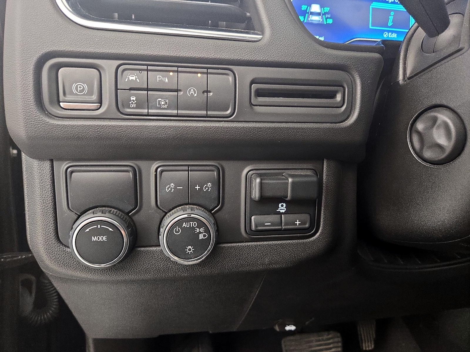 2023 Chevrolet Suburban LT - Photo 14