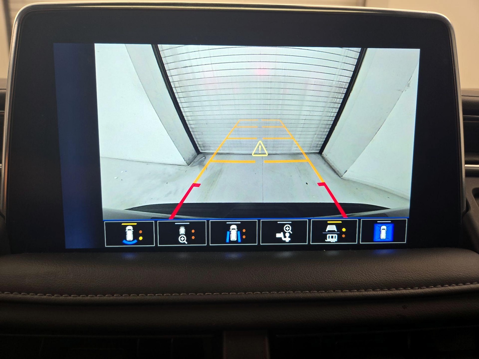 2023 Chevrolet Suburban LT - Photo 16
