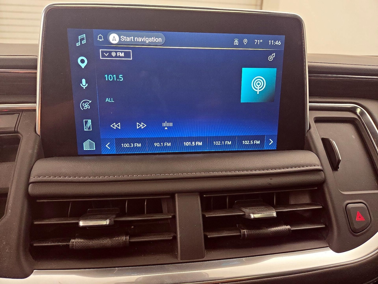 2023 Chevrolet Suburban LT - Photo 17