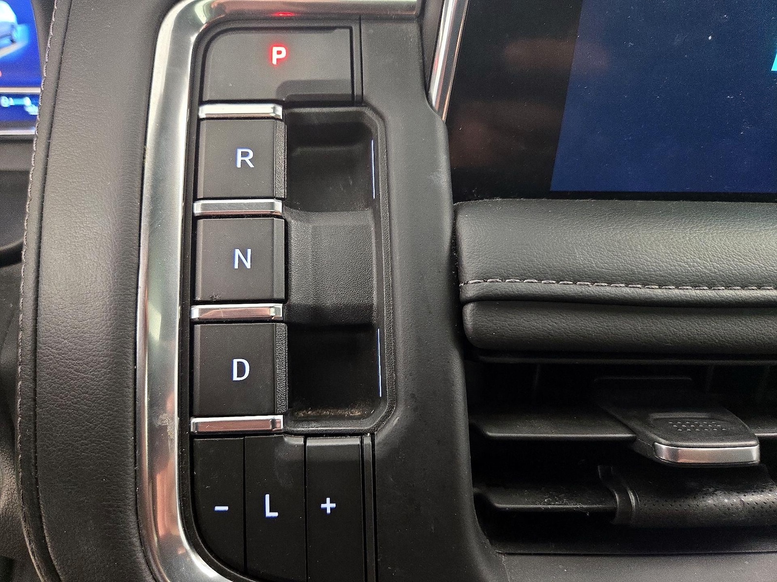 2023 Chevrolet Suburban LT - Photo 19