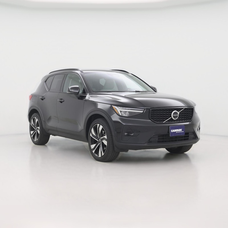 2023 Volvo XC40 B5 Plus Dark Theme