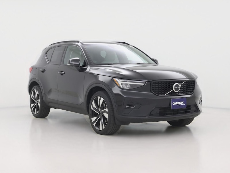2023 Volvo XC40 B5 Plus Dark Theme