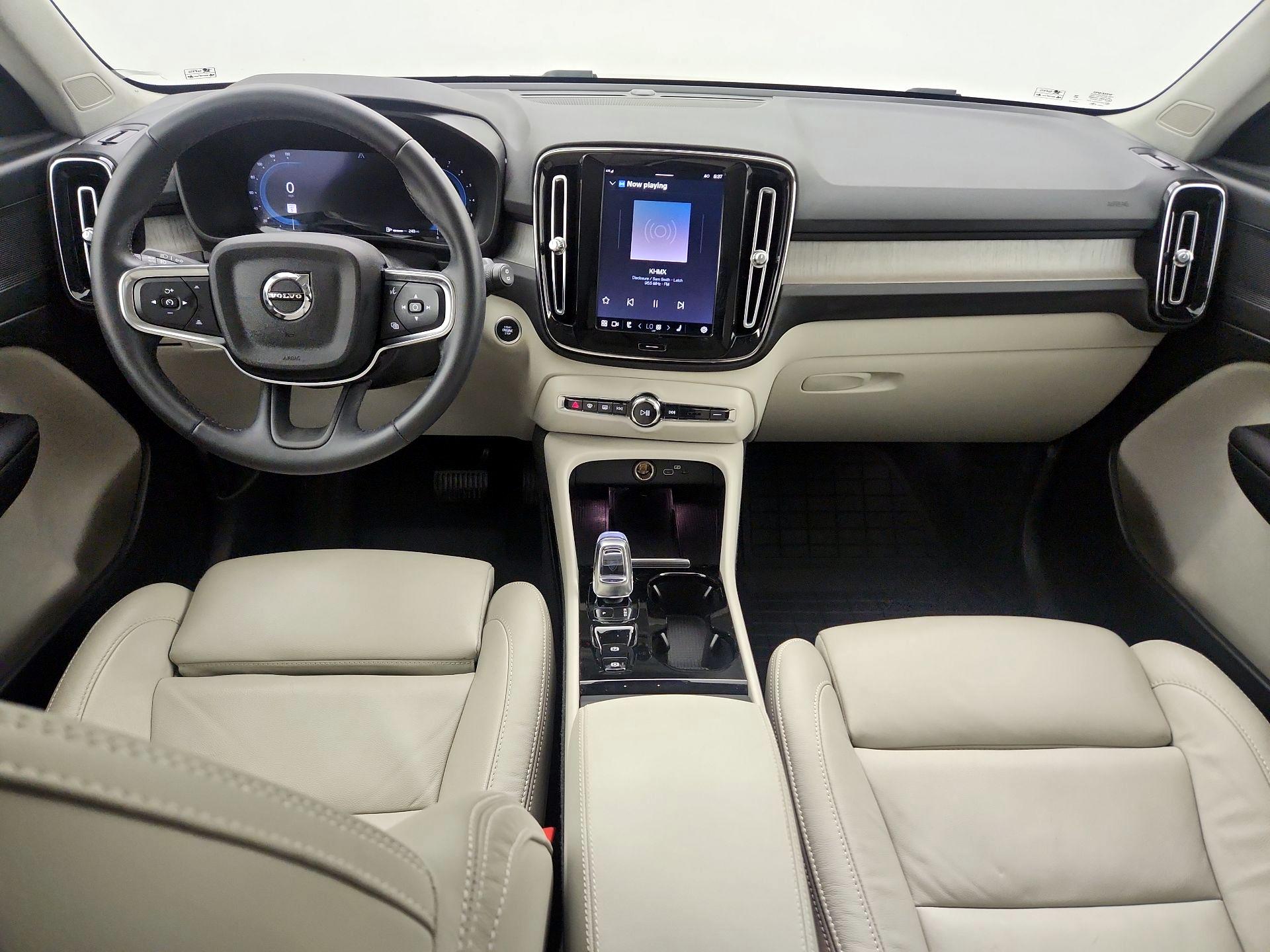 Thumbnail: 2023 Volvo XC40 - 9