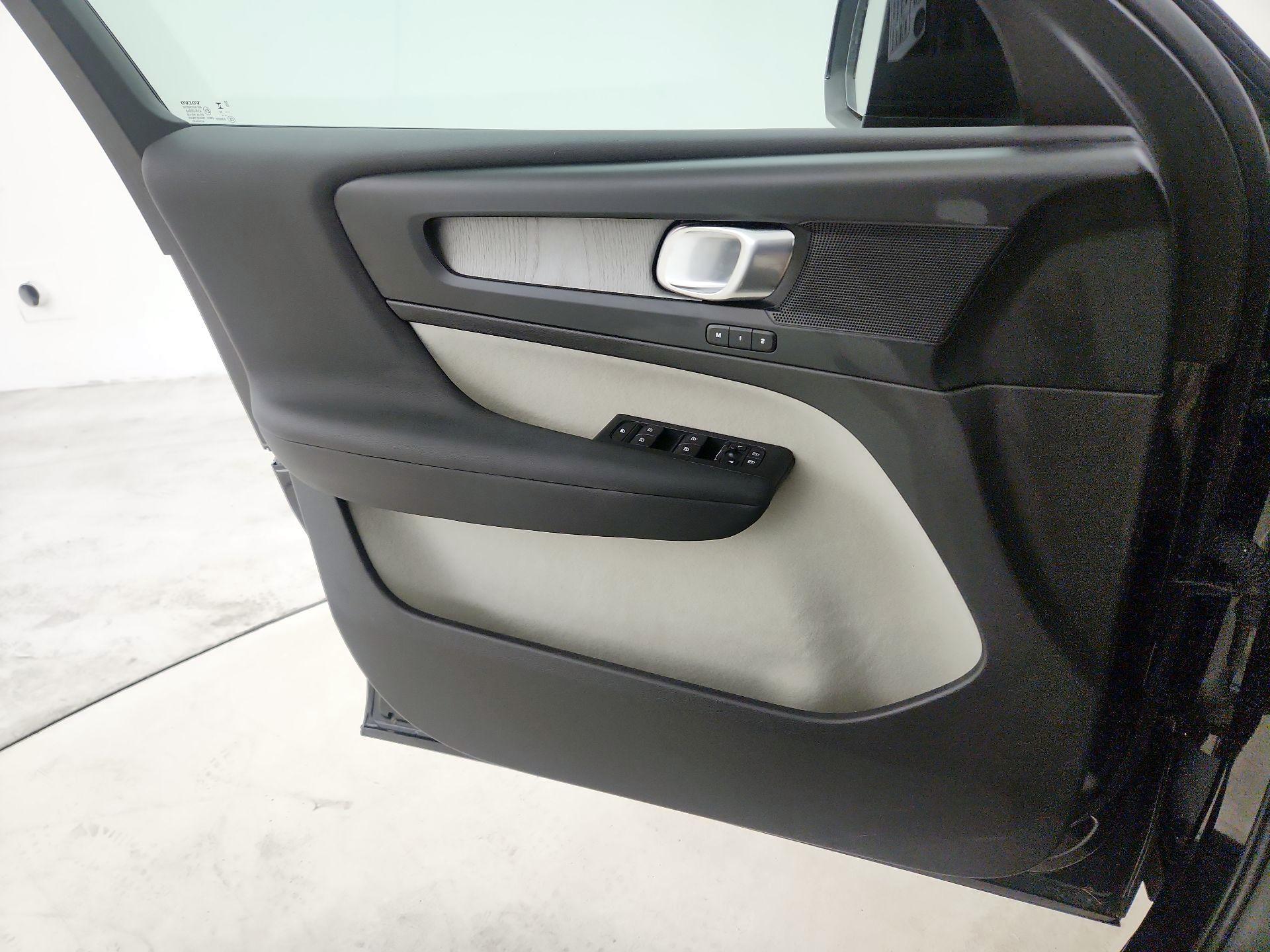 Thumbnail: 2023 Volvo XC40 - 12