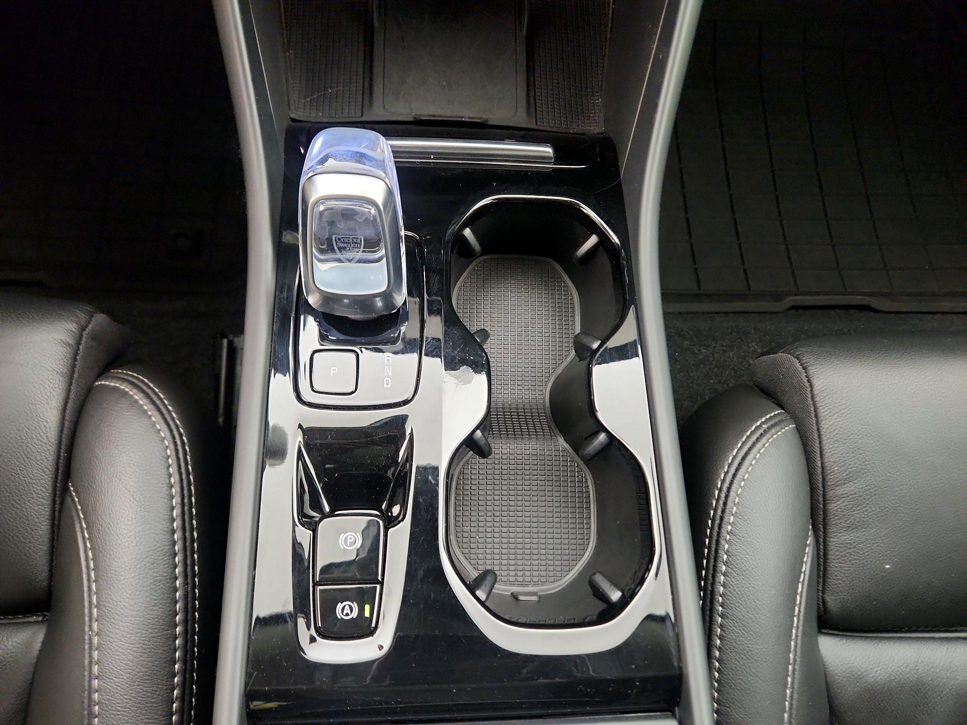 Thumbnail: 2023 Volvo XC40 - 17