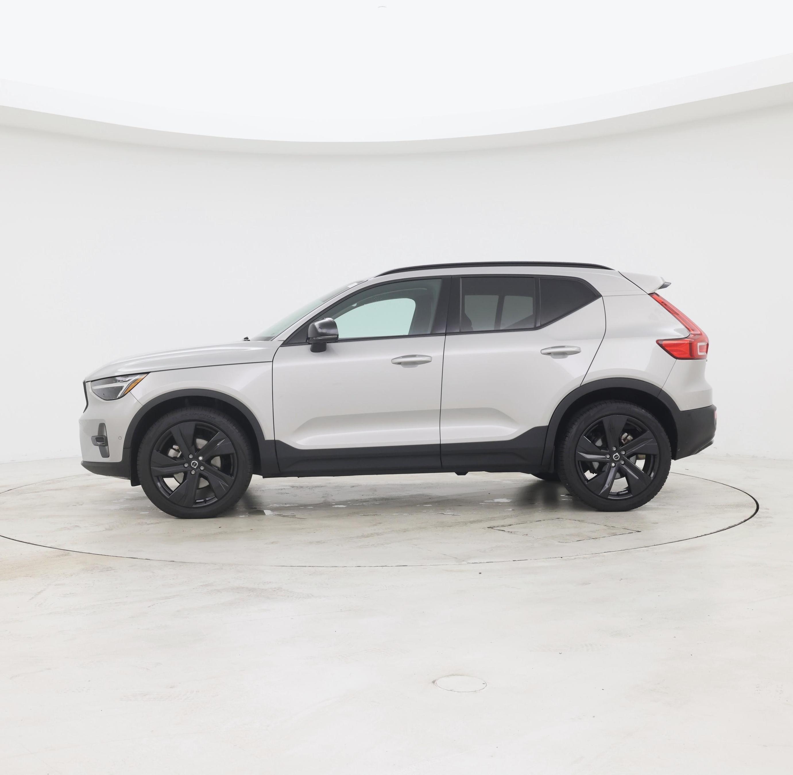 Thumbnail: 2023 Volvo XC40 - 3