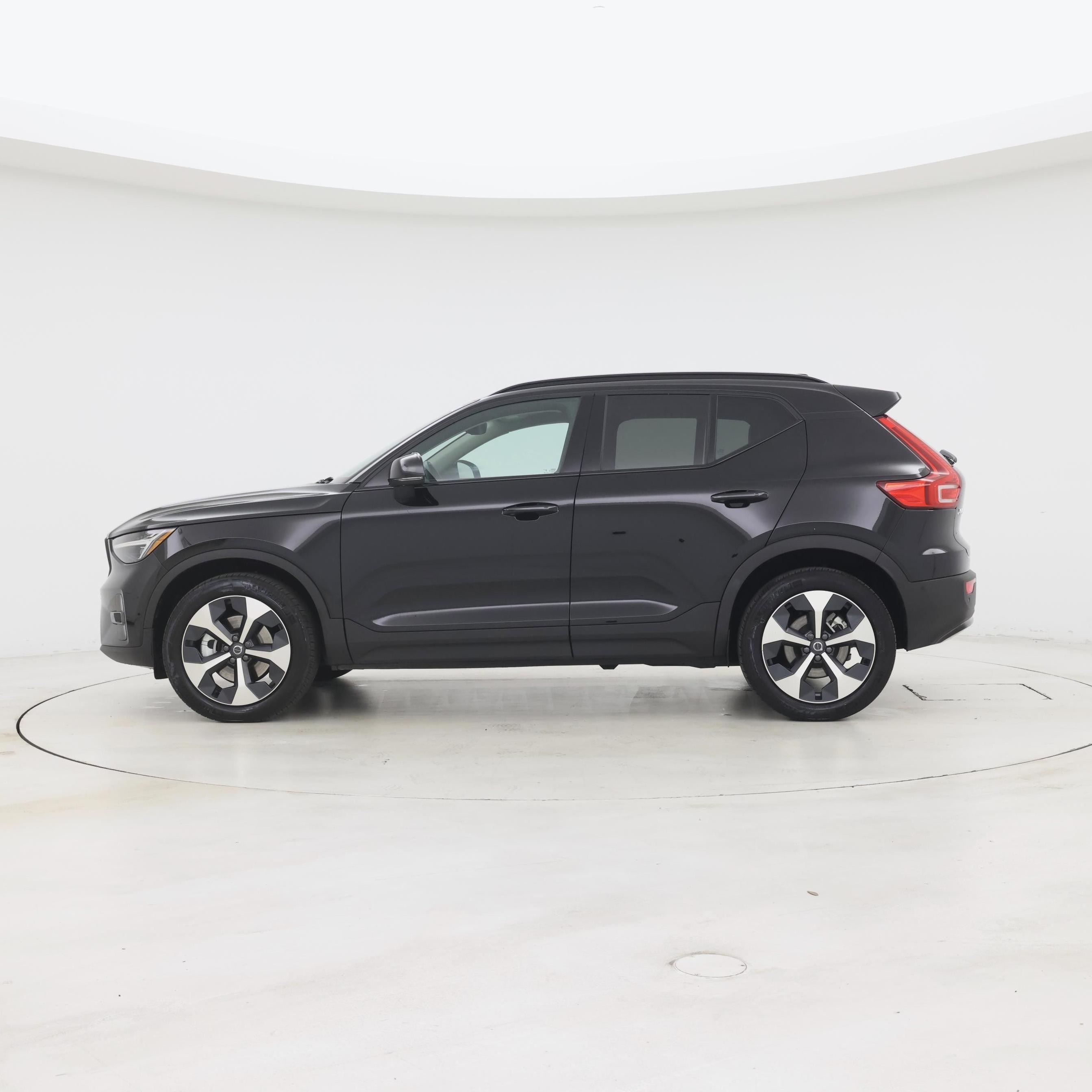 Thumbnail: 2026 Volvo XC40 - 3