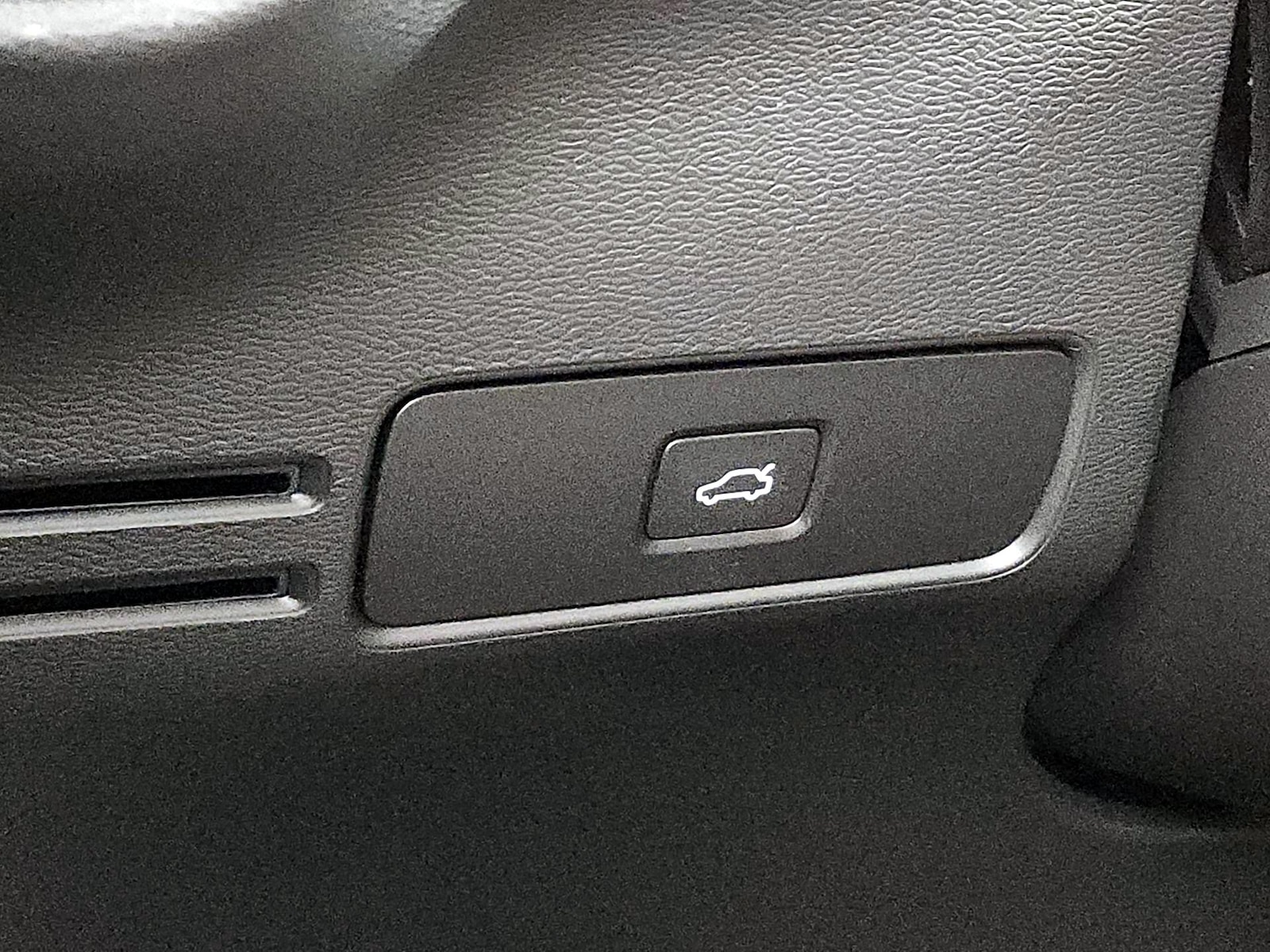 2026 Volvo XC40 Plus - Photo 14