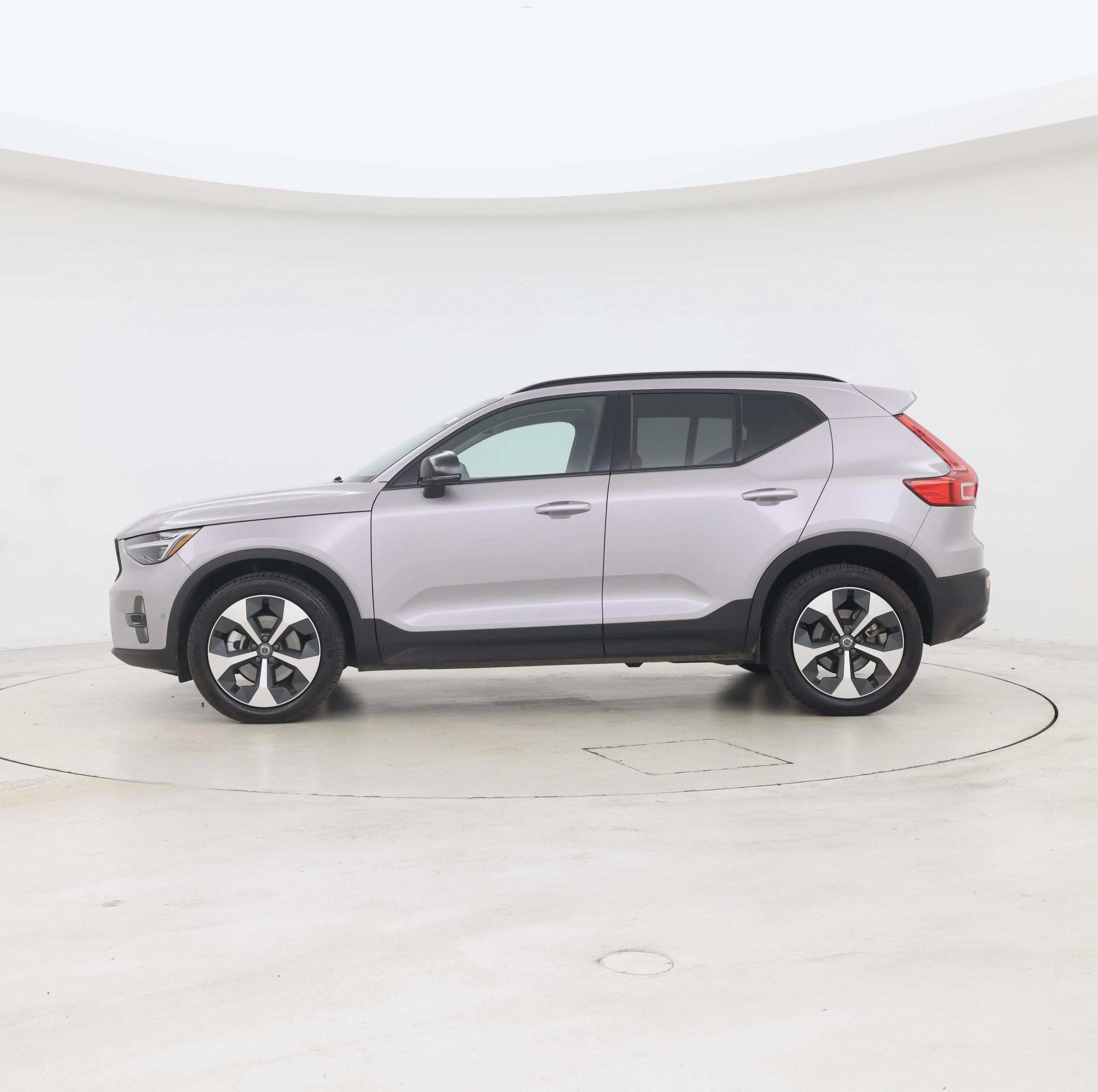 Thumbnail: 2026 Volvo XC40 - 3