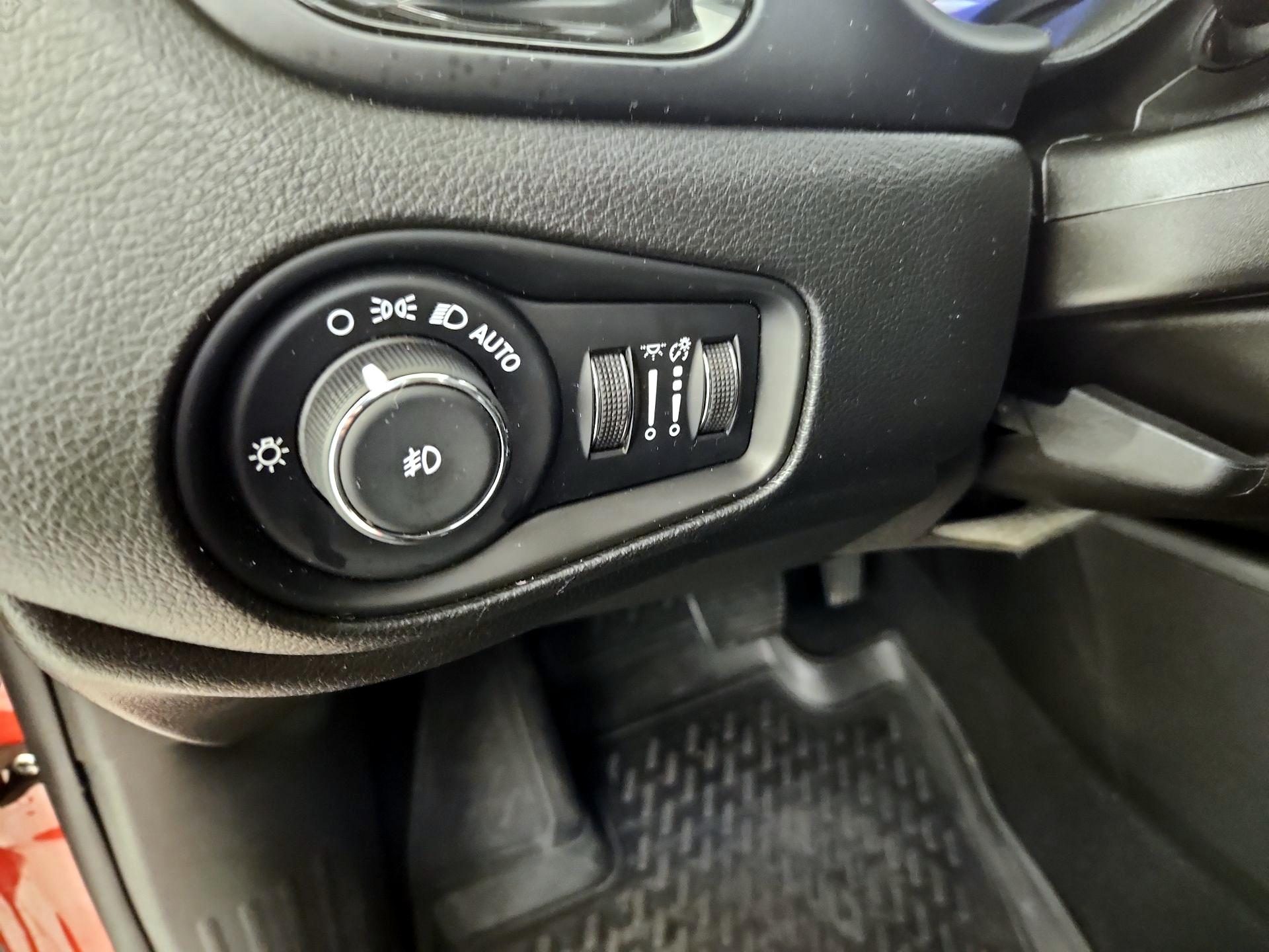 Thumbnail: 2020 Jeep Renegade - 13