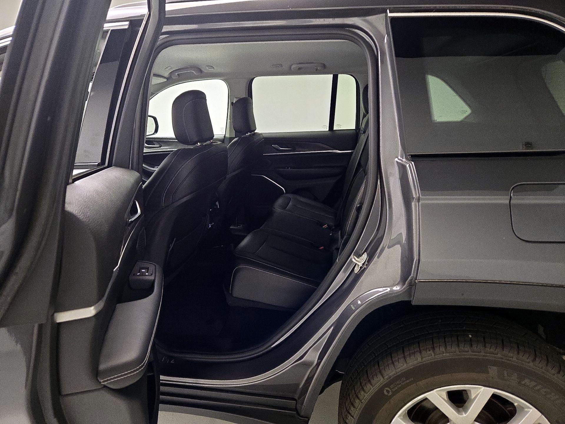 Thumbnail: 2023 Jeep Grand Cherokee - 18