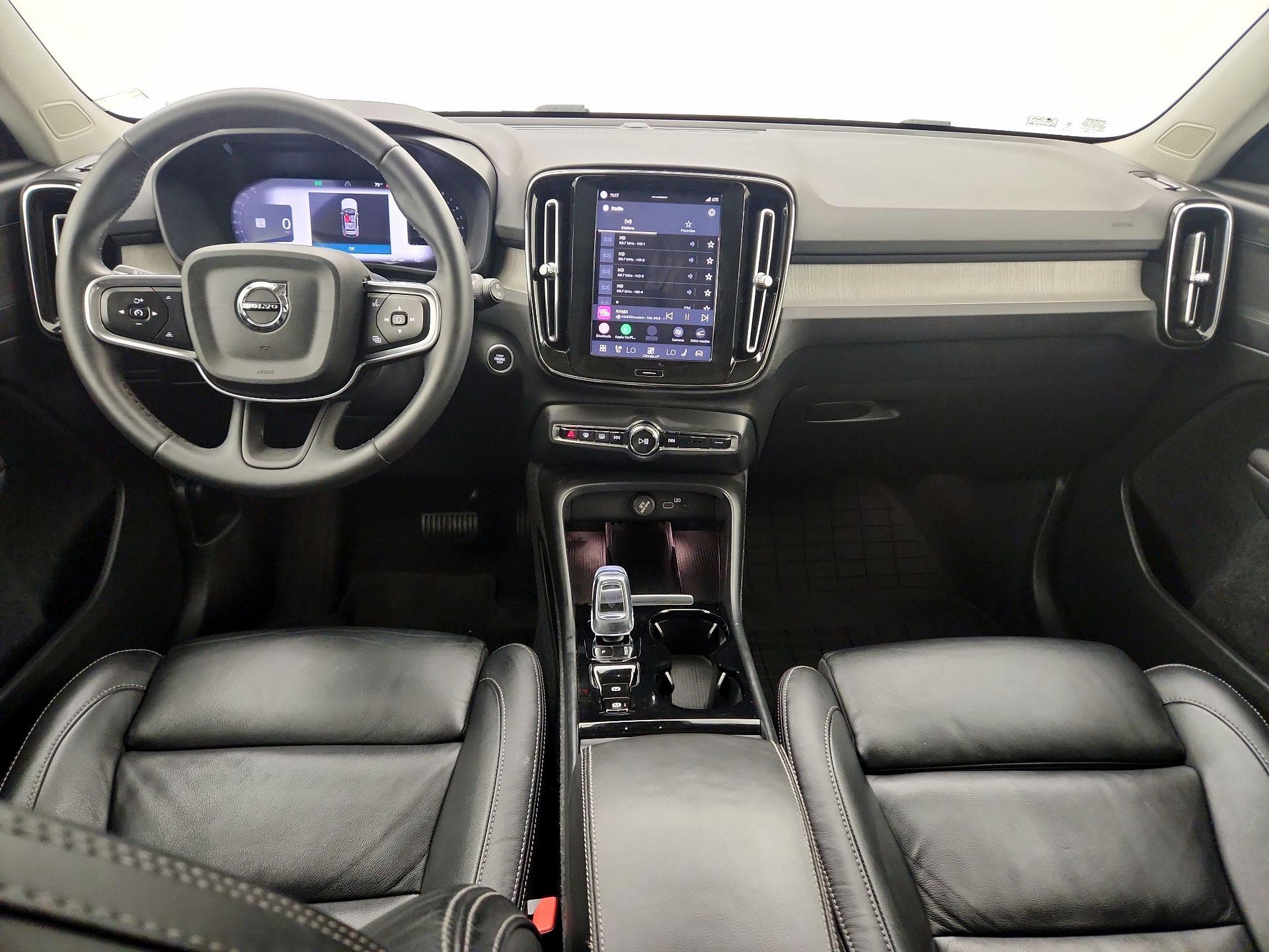 Thumbnail: 2023 Volvo XC40 - 9